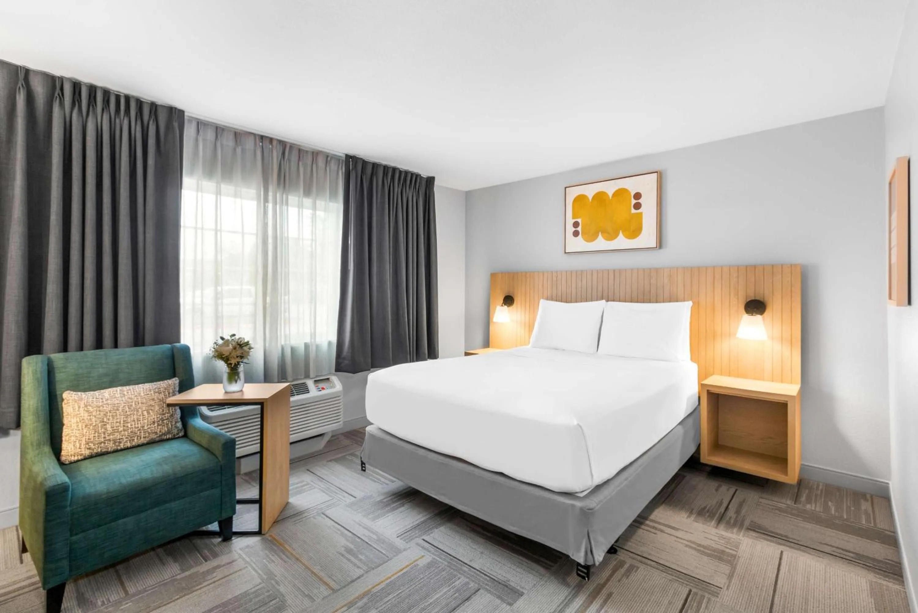 Photo of the whole room, Bed in Sonesta Simply Suites Austin South