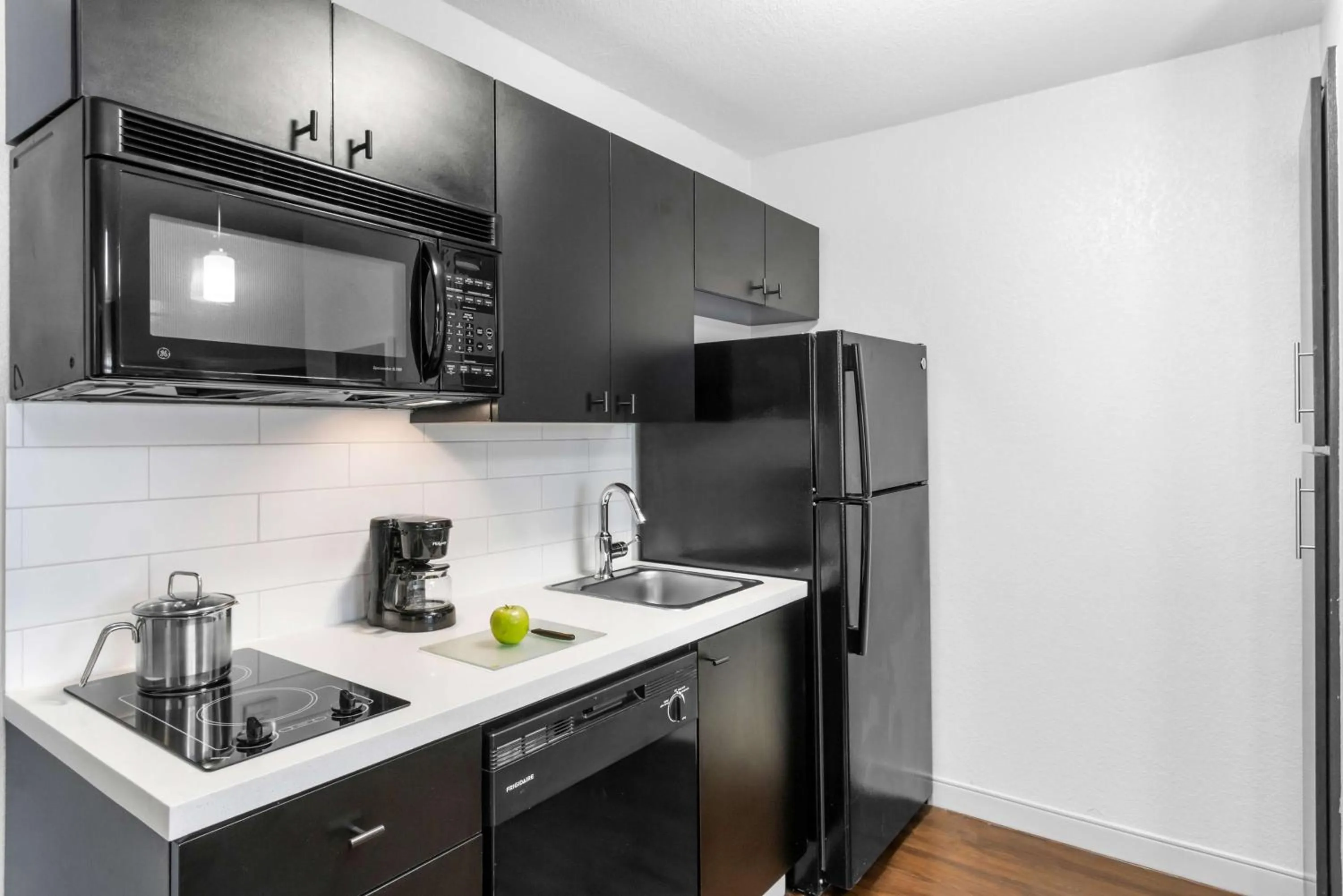 Kitchen or kitchenette in Sonesta Simply Suites Austin South