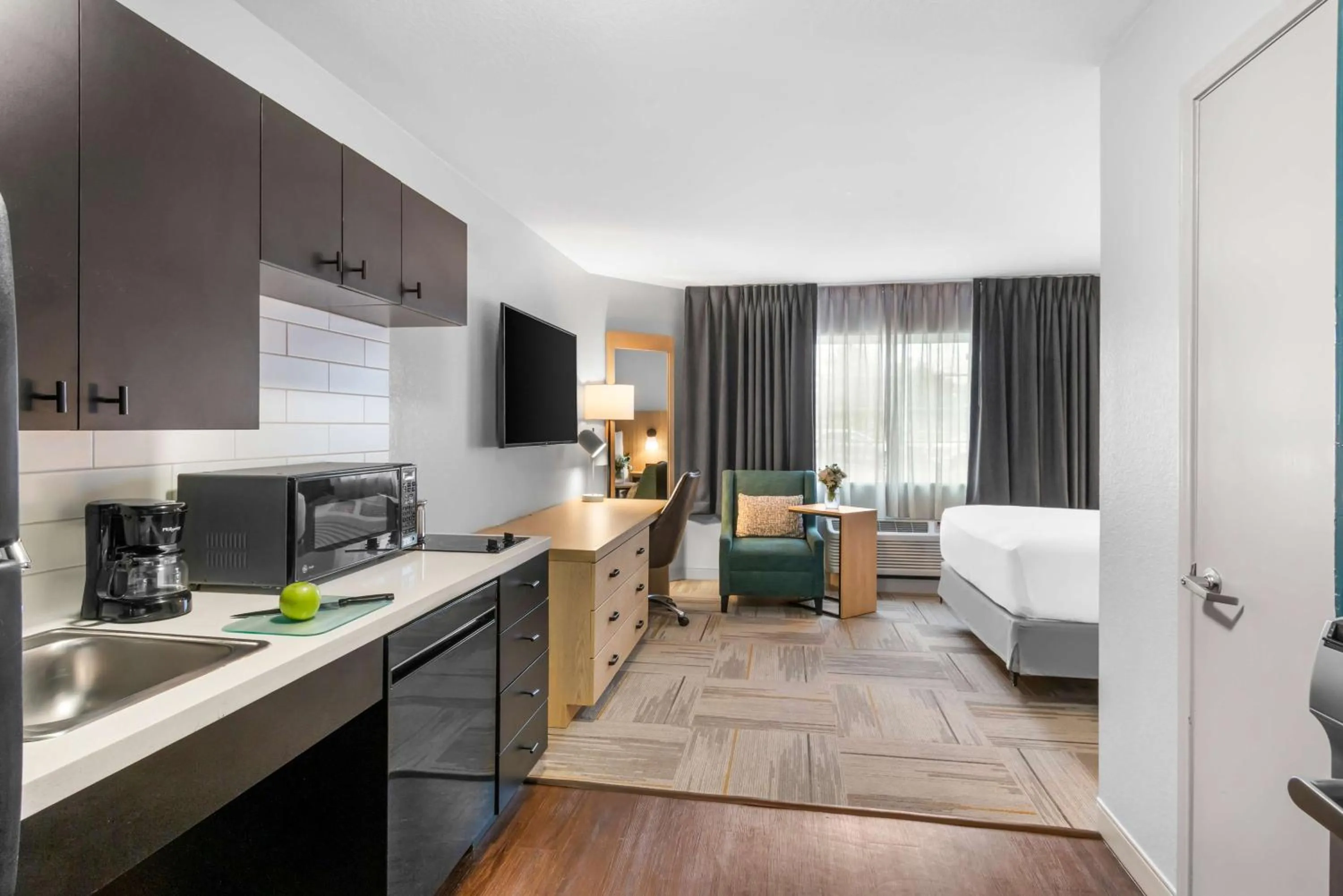 Kitchen or kitchenette, Bed in Sonesta Simply Suites Austin South