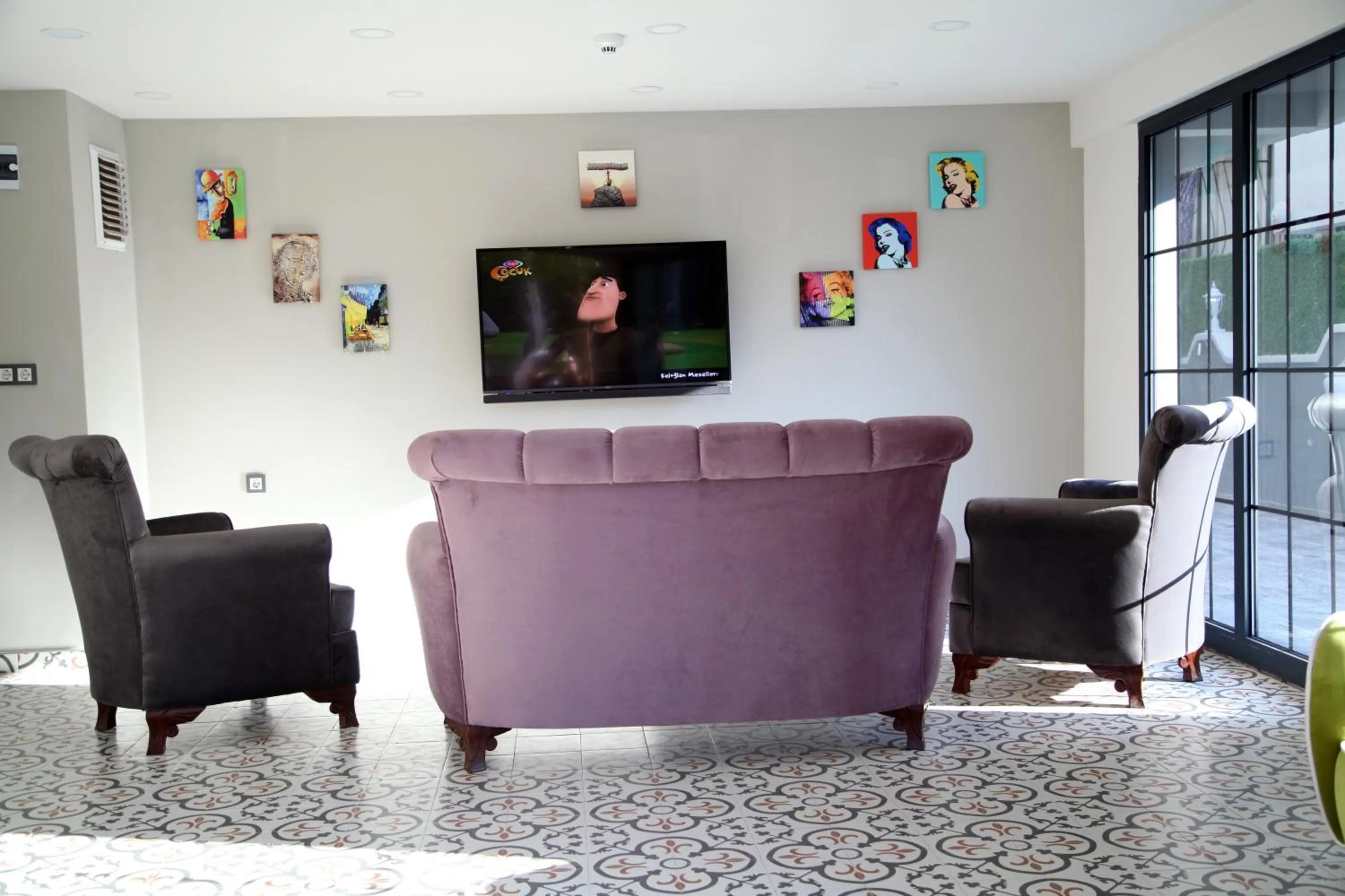 Communal lounge/ TV room in Pirlanta Butik Hotel