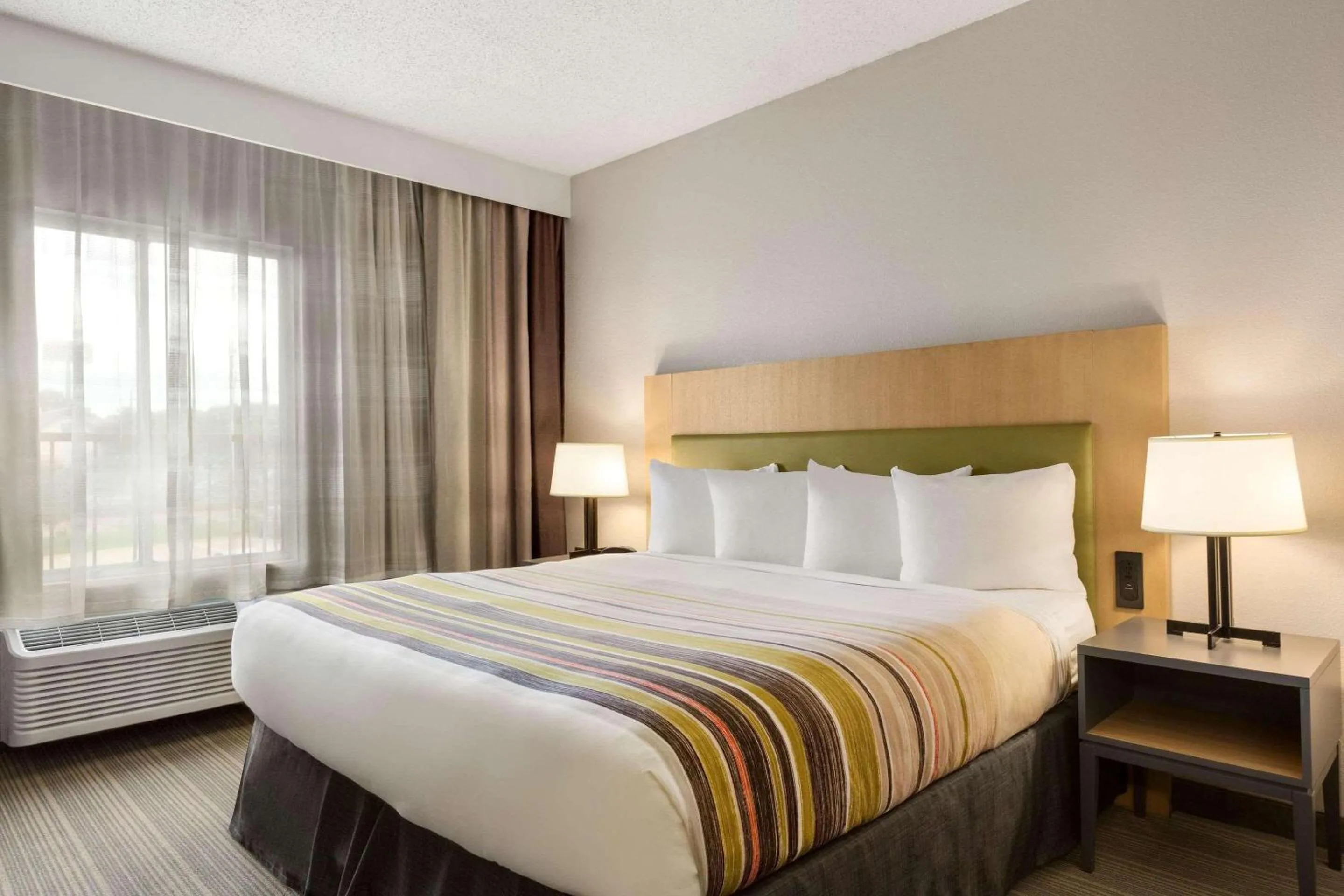 Property building, Bed in Country Inn & Suites by Radisson, Austin North Pflugerville , TX