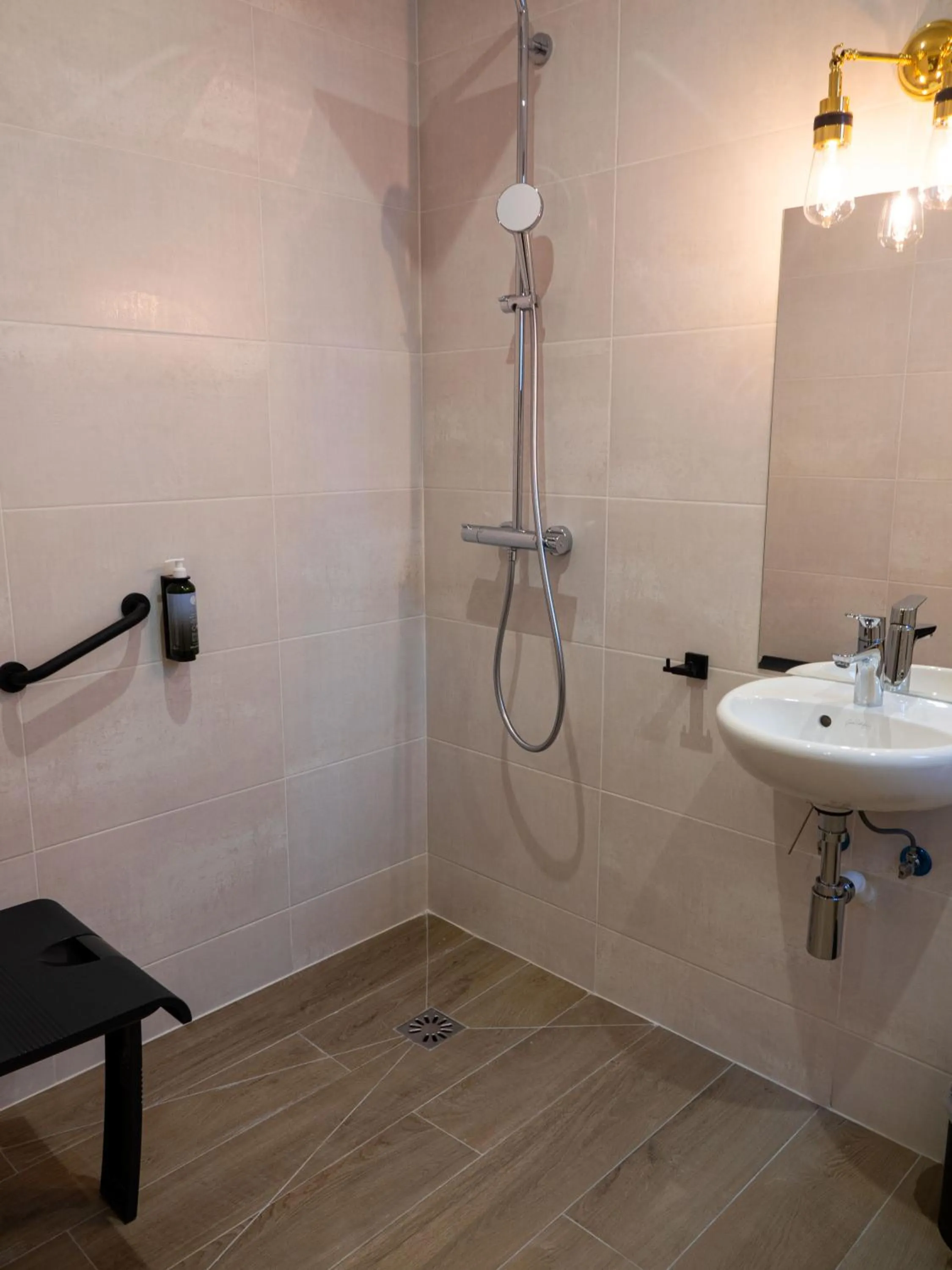 Shower in La Maison Montparnasse