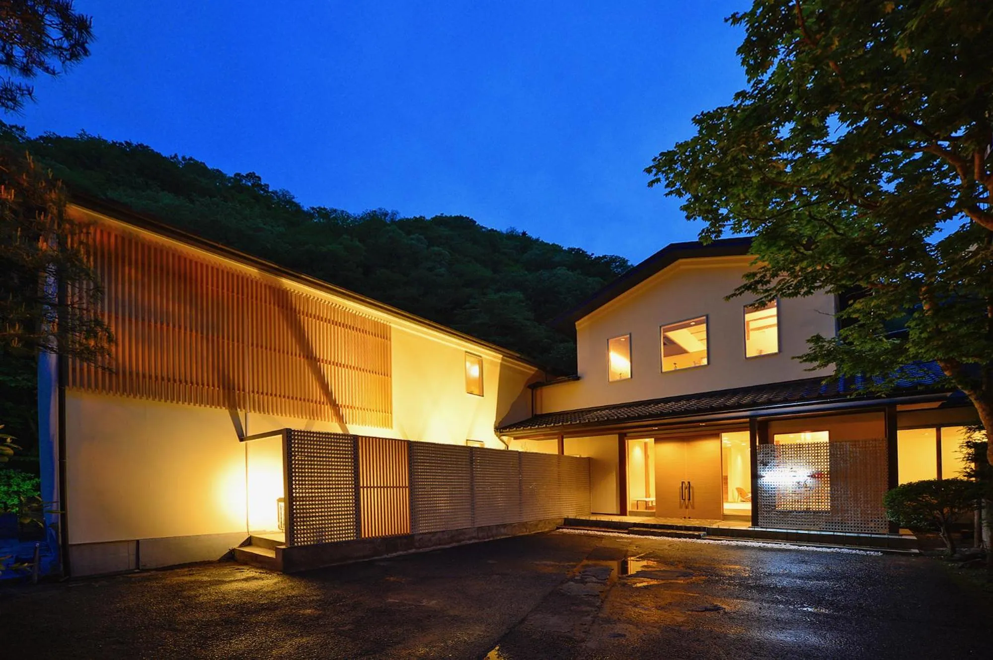 Property building in Hinatamikan