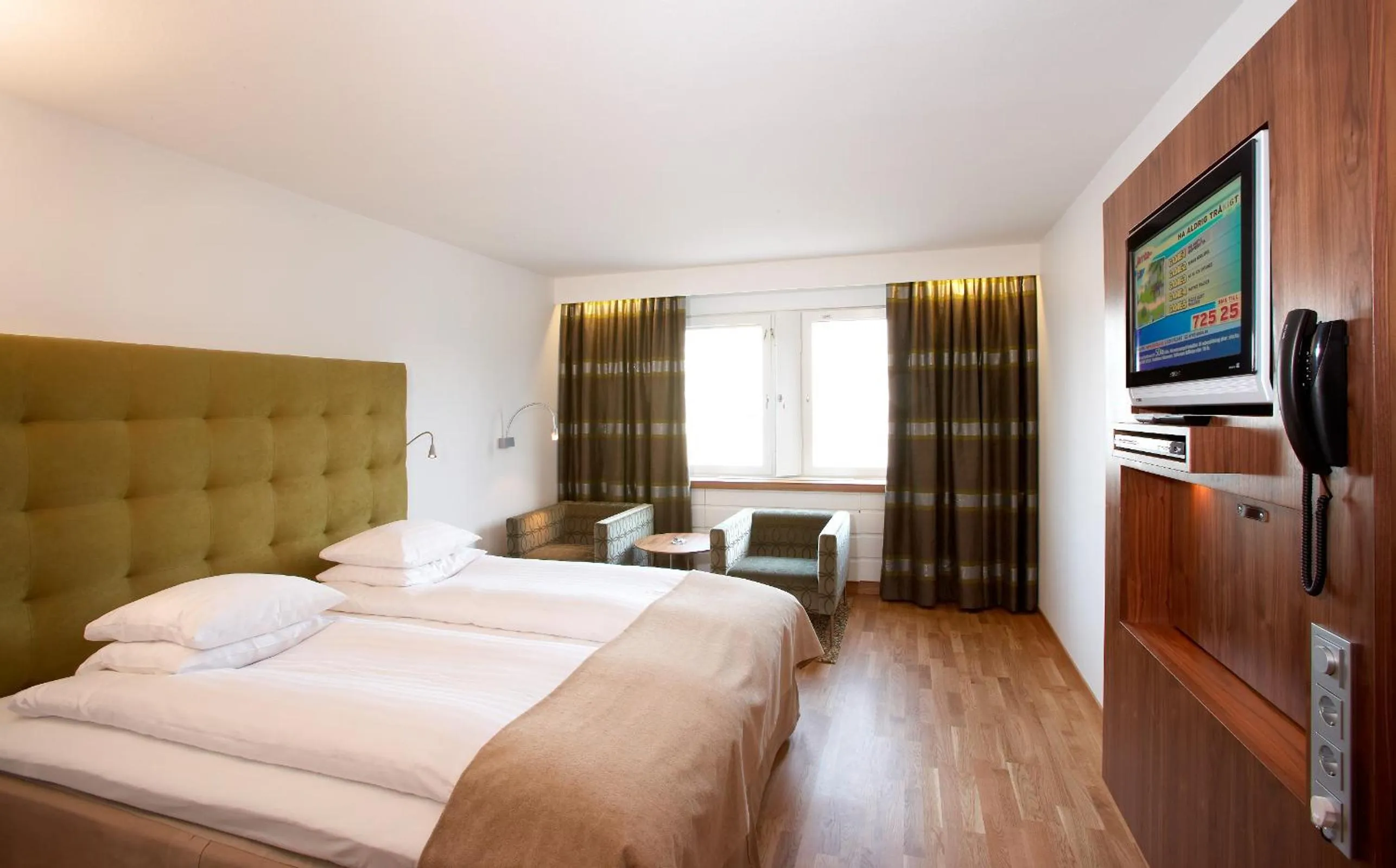 Photo of the whole room, Bed in Quality Hotel Grand, Borås