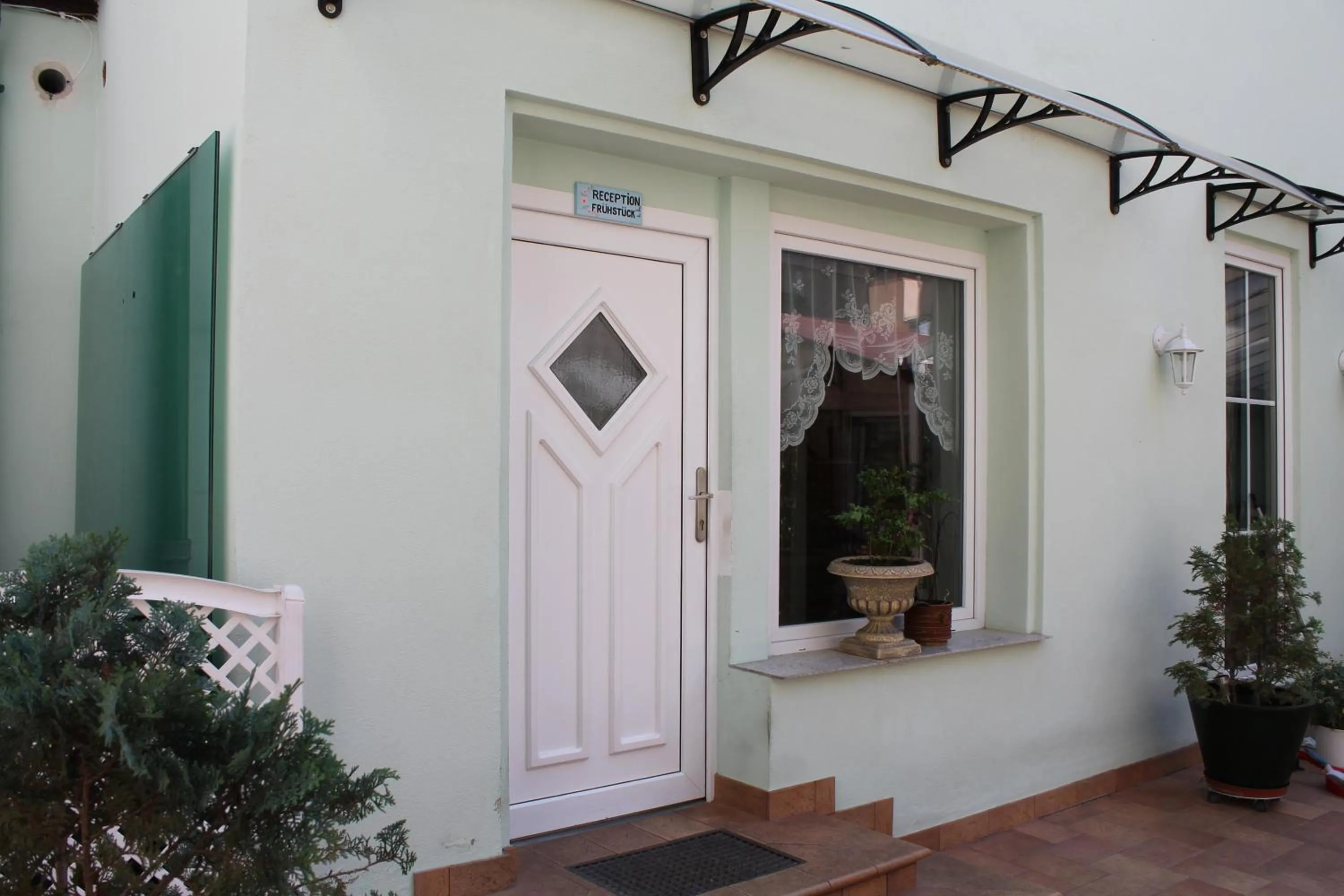 Facade/entrance in Pension Central Nuernberg-Fuerth