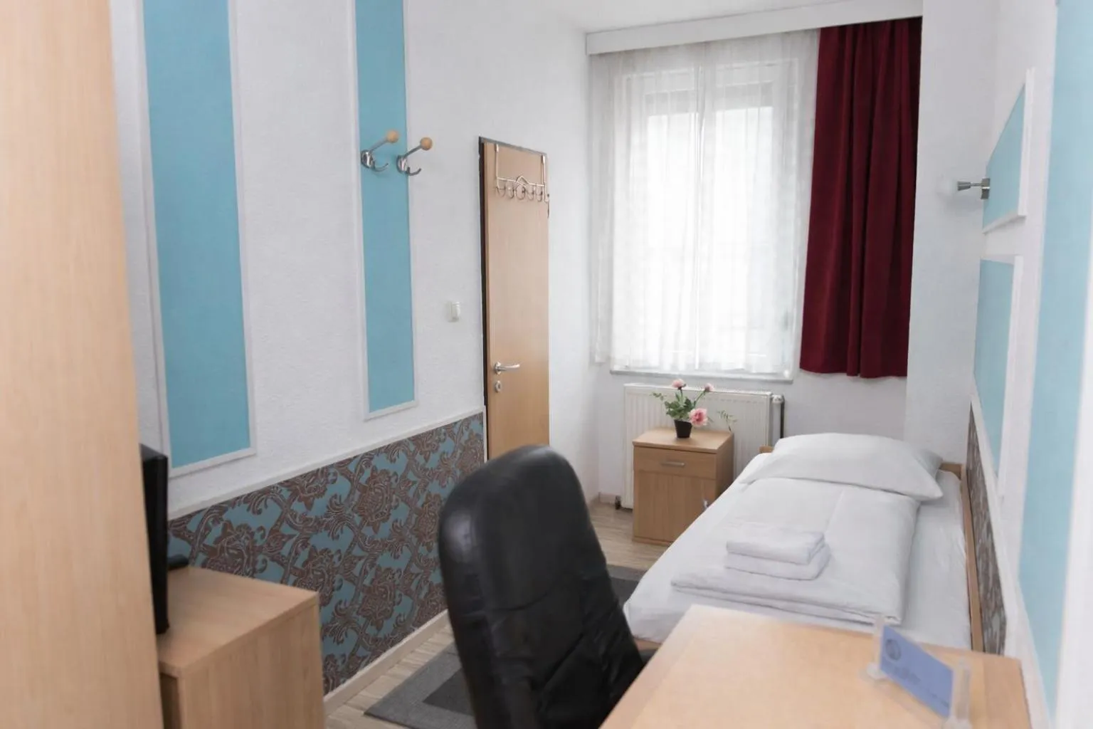 Photo of the whole room, Bed in Pension Central Nuernberg-Fuerth