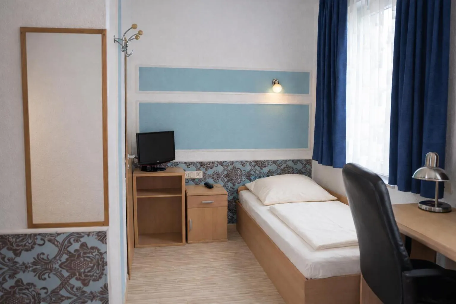 Photo of the whole room, Bed in Pension Central Nuernberg-Fuerth