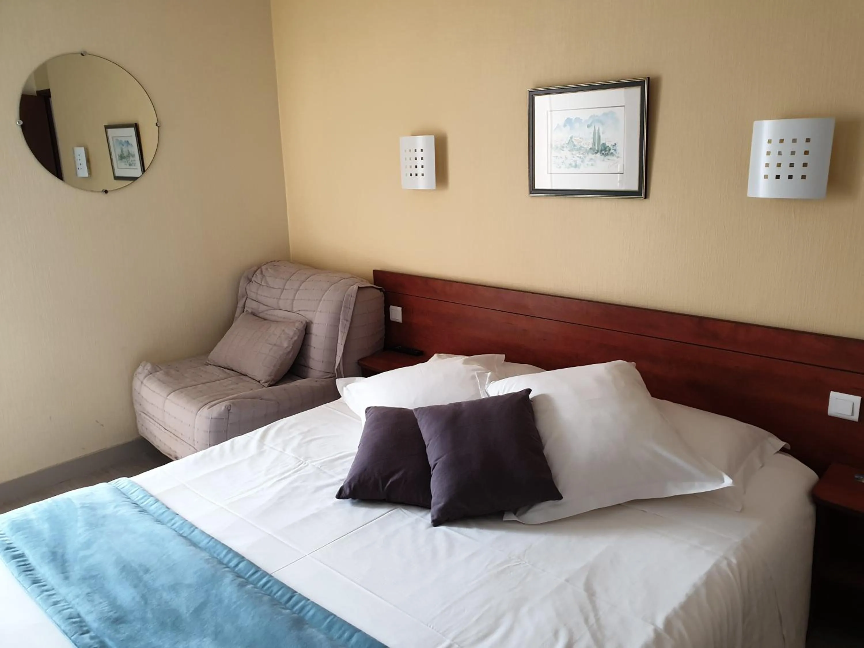 Bedroom in Hotel Restaurant Les Oceanides