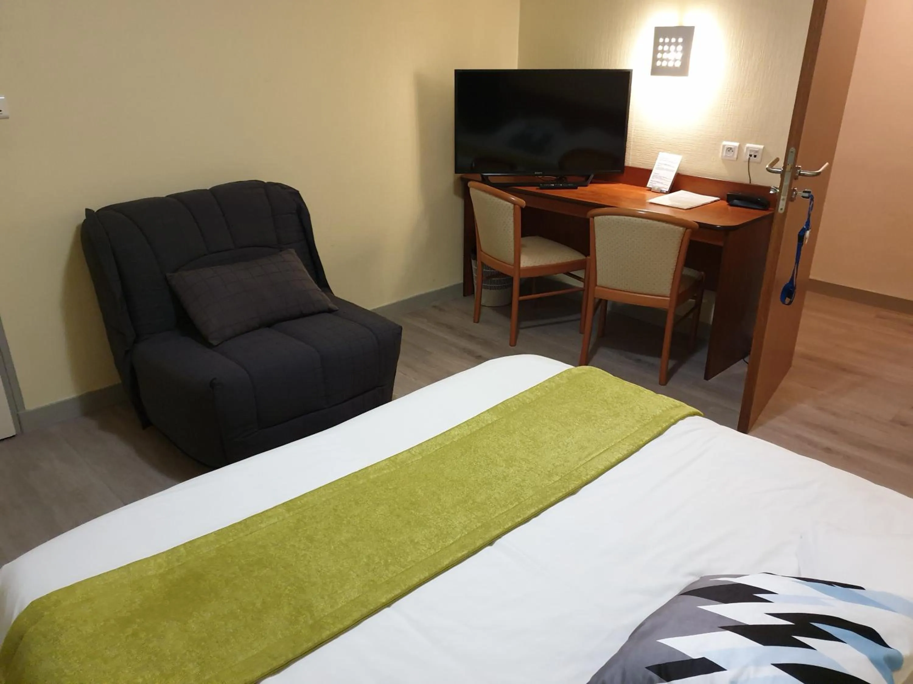 Bedroom in Hotel Restaurant Les Oceanides