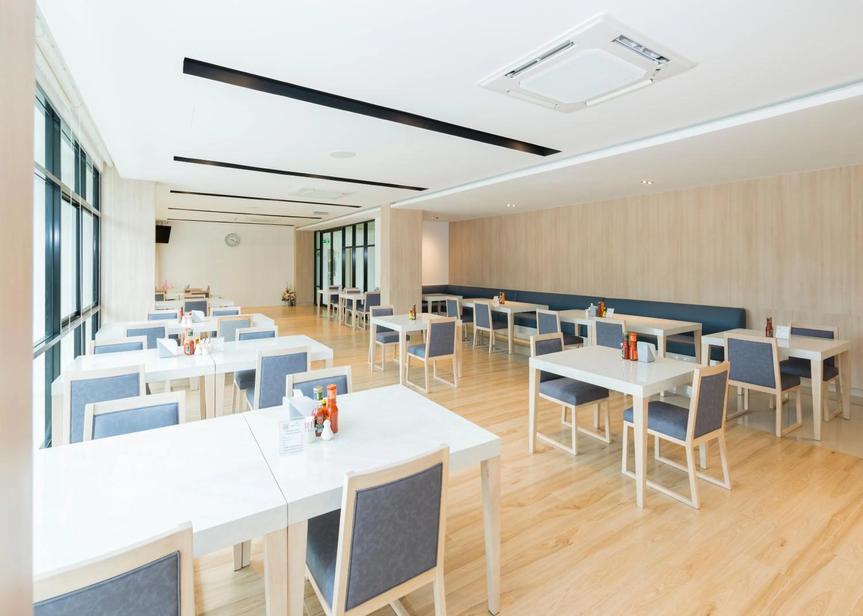 Restaurant/places to eat in Trat City Hotel