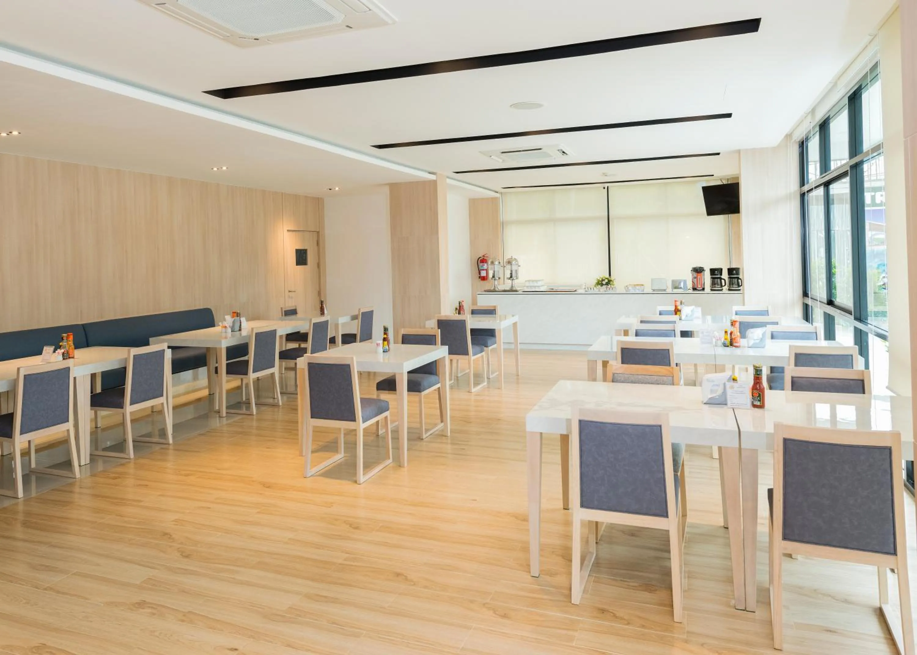 Restaurant/places to eat in Trat City Hotel