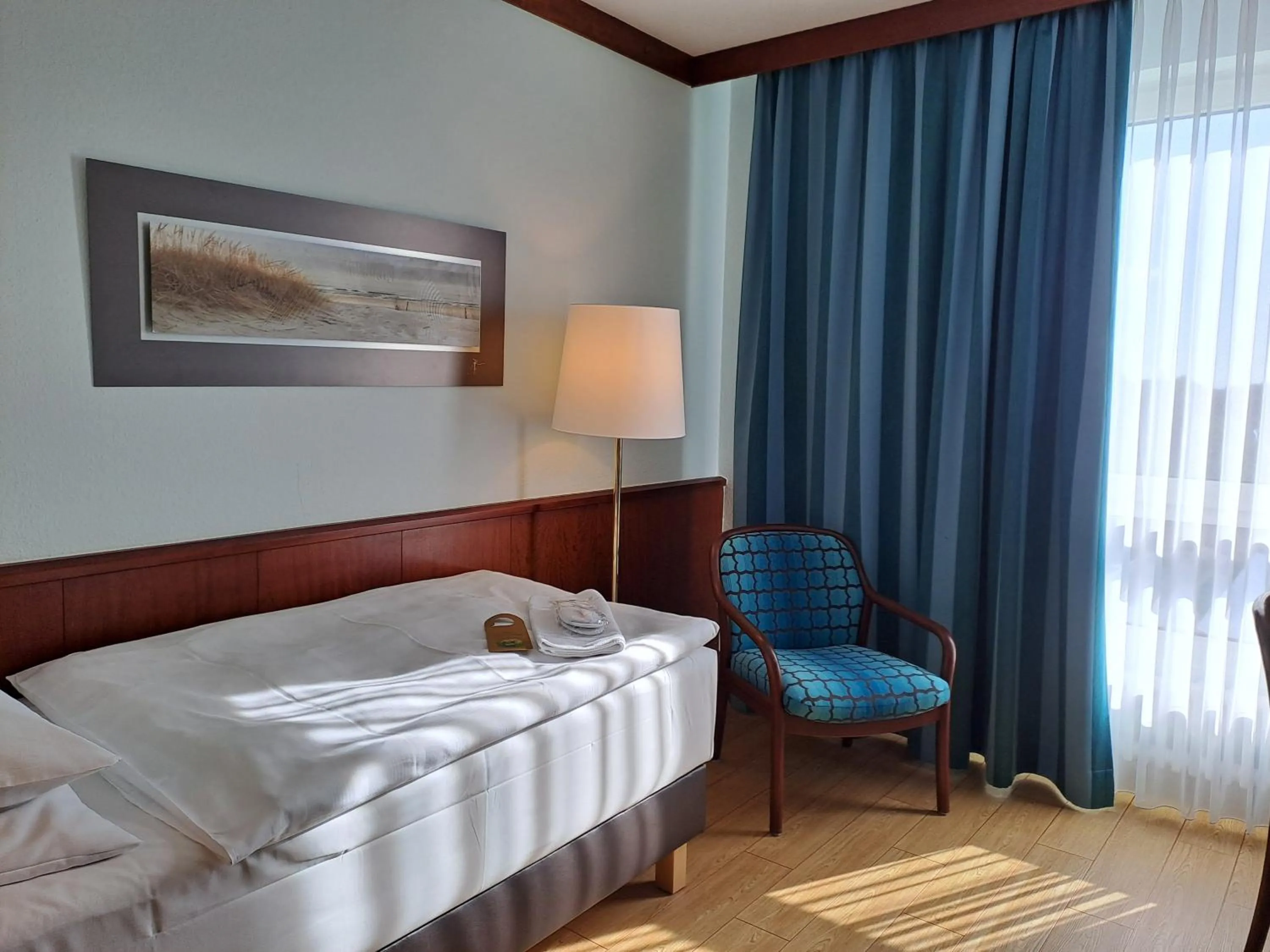 Photo of the whole room, Bed in Leine Hotel