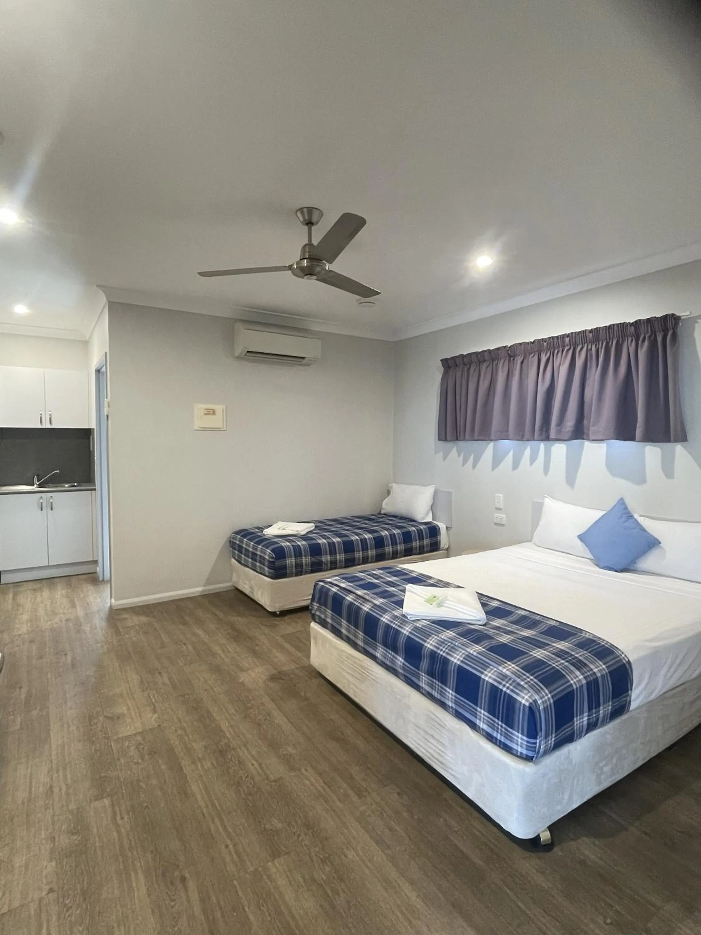 Bed in Reef Gardens Motel