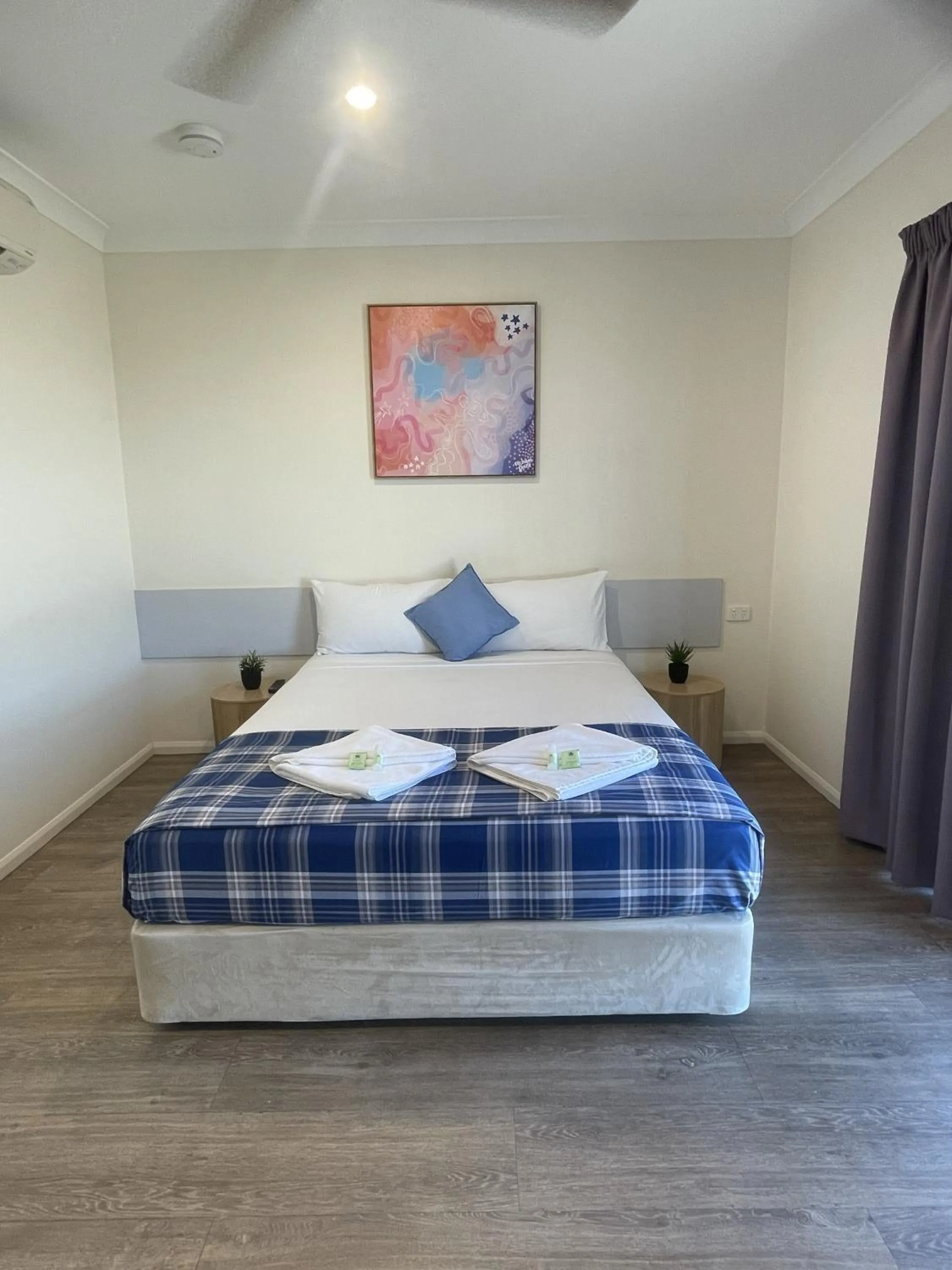 Bed in Reef Gardens Motel