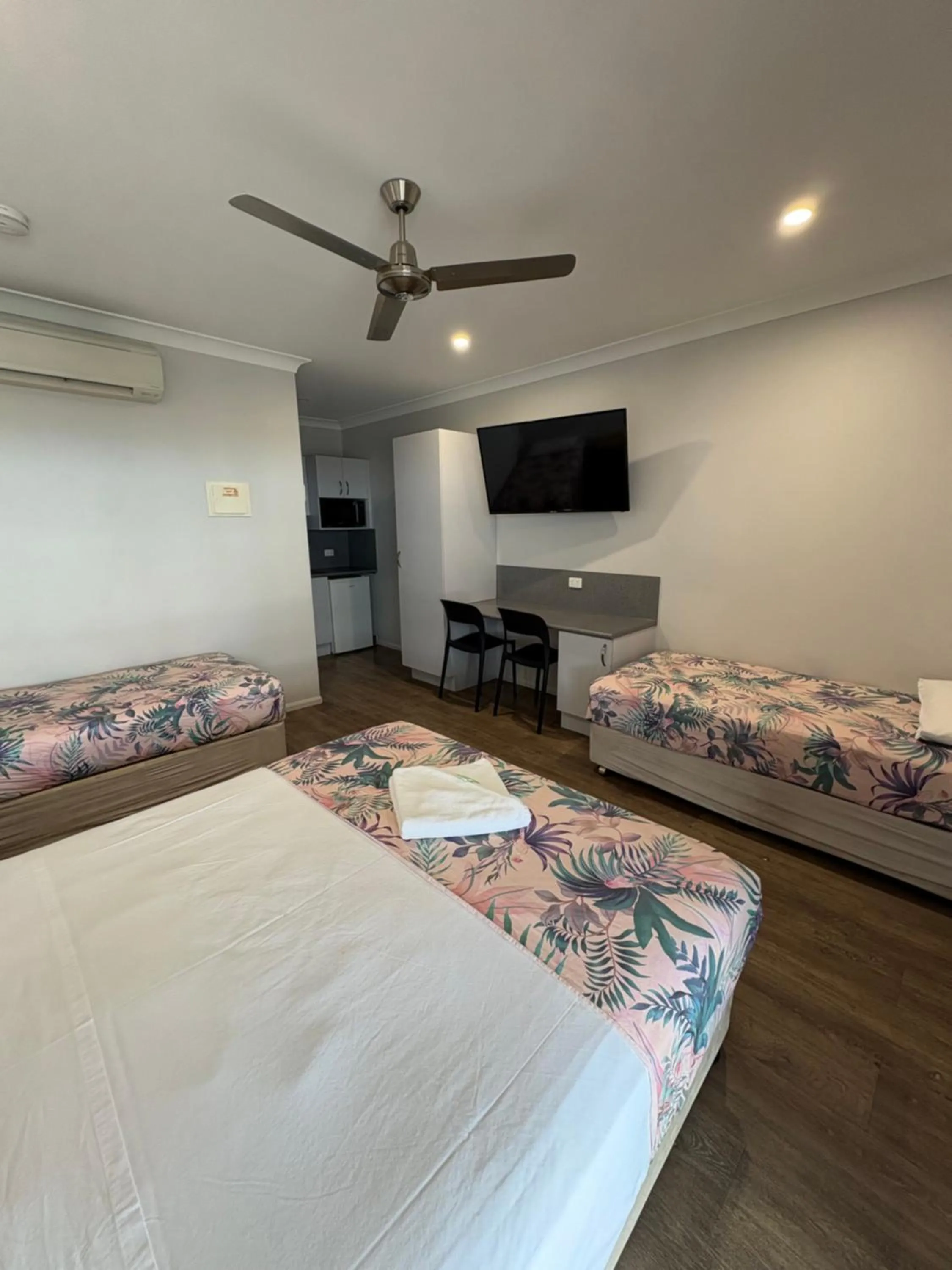 Bed in Reef Gardens Motel