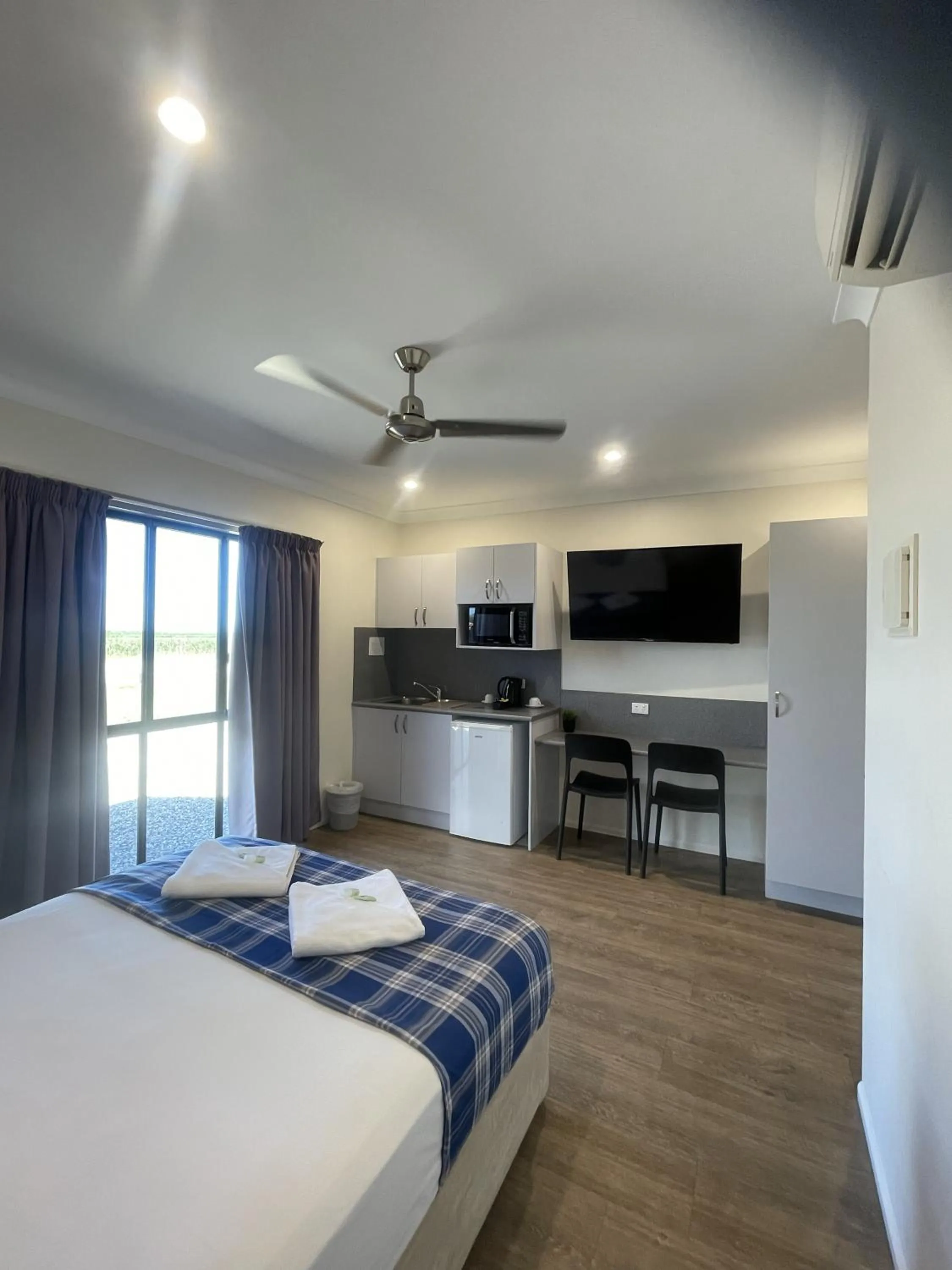 Bed in Reef Gardens Motel