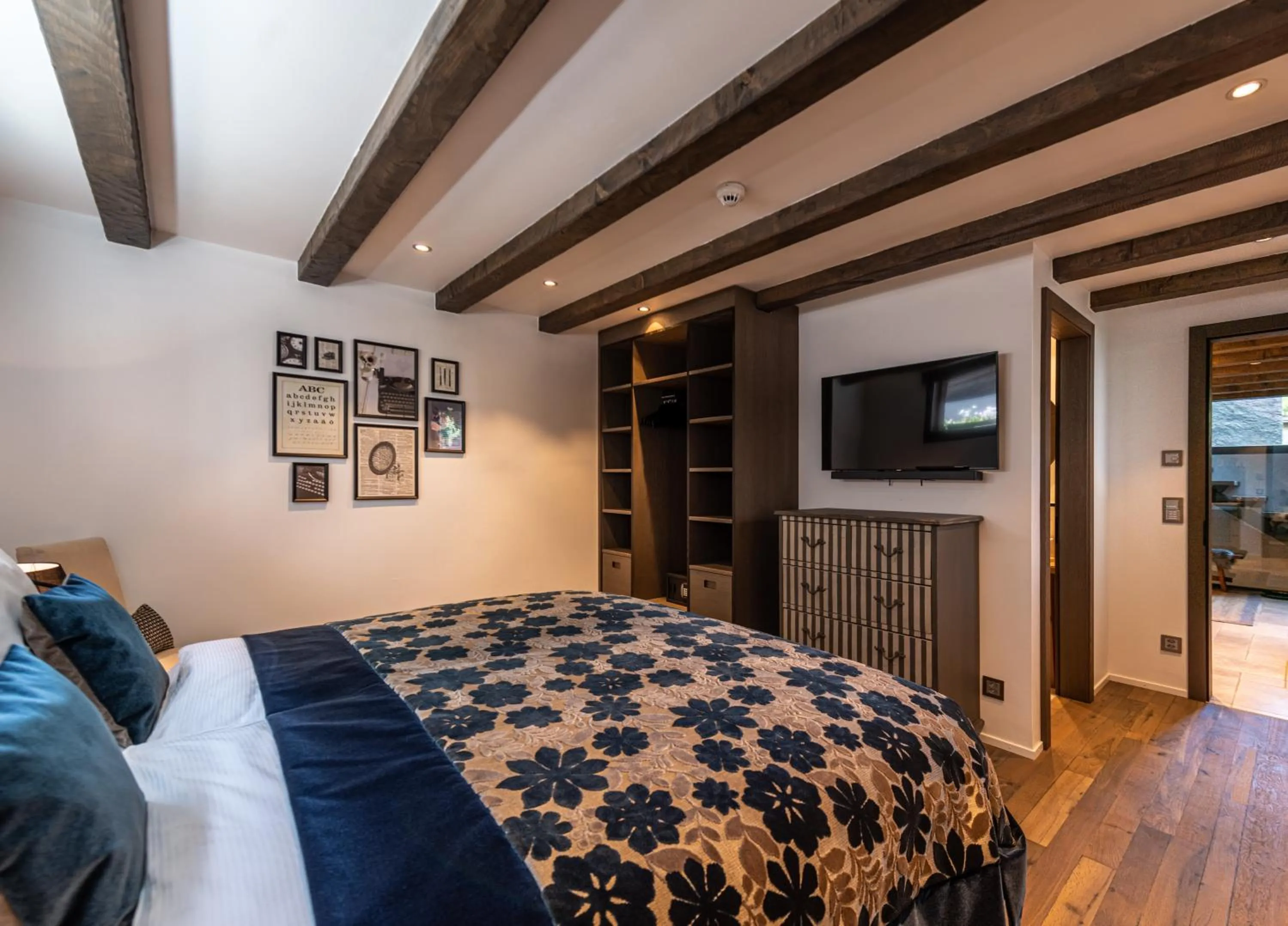 Bed, TV/Entertainment Center in SchlossHotel Zermatt Active & CBD Spa Hotel