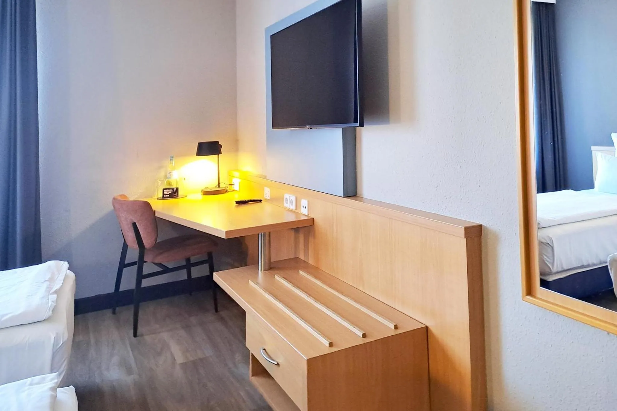 Photo of the whole room, Bed in Garner Hotel Cottbus Süd by IHG