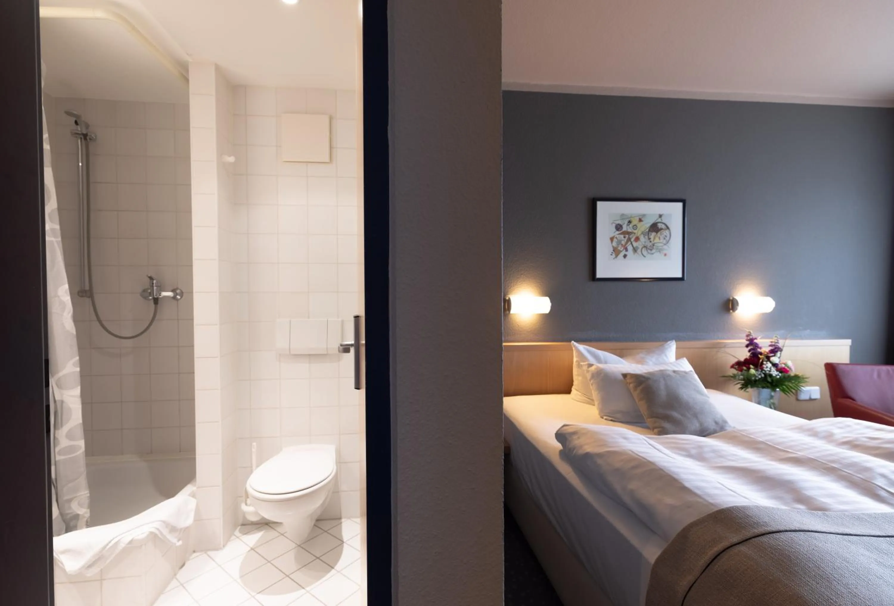 Shower, Bed in Novum Hotel Seegraben Cottbus