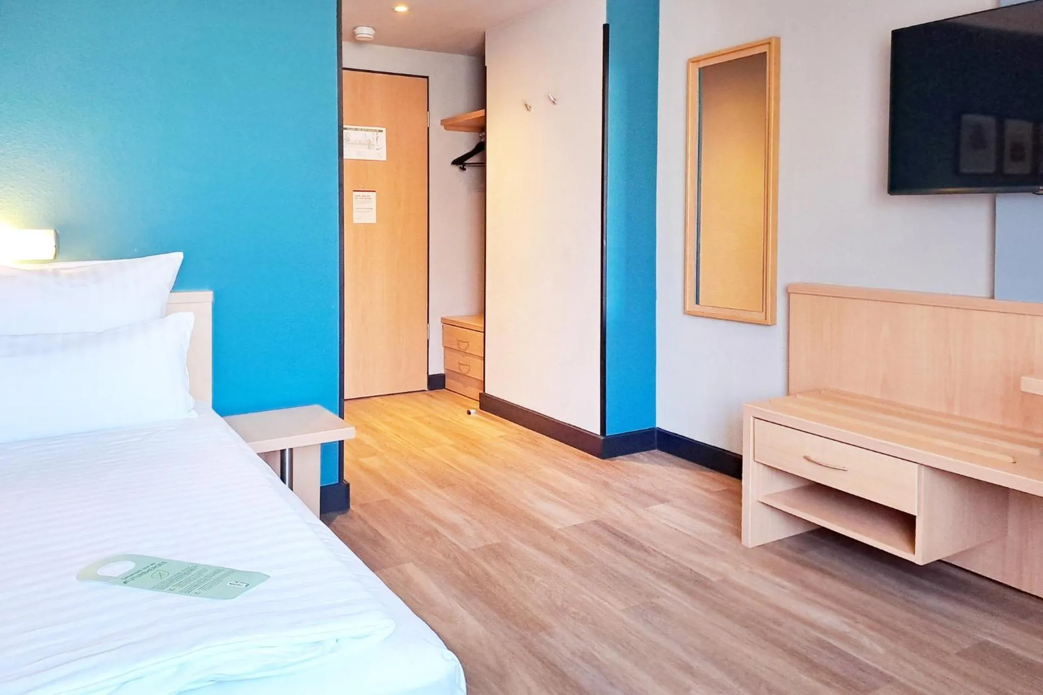 Photo of the whole room, Bed in Garner Hotel Cottbus Süd by IHG