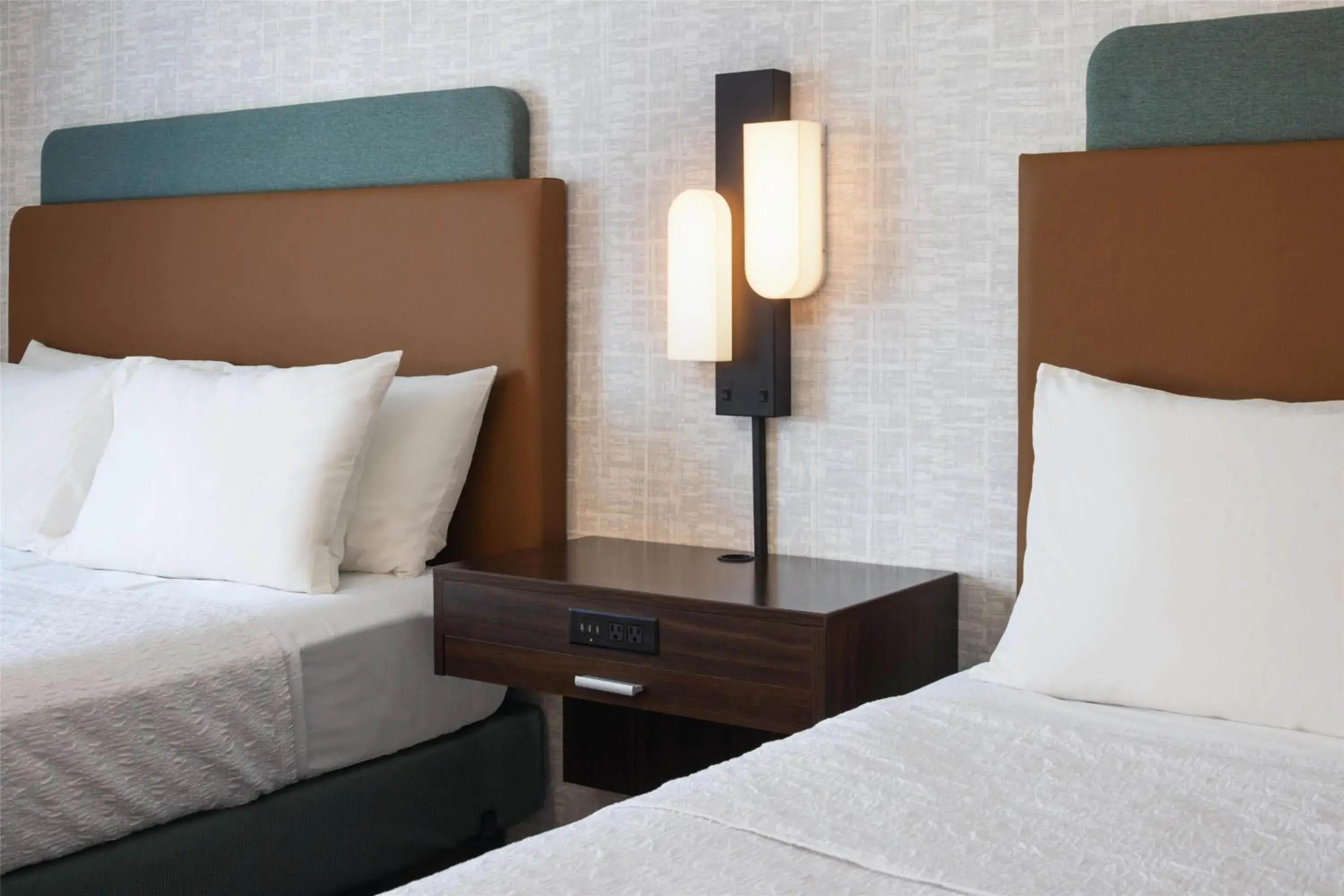 Queen Room with Two Queen Beds - Hearing Access/Non-Smoking in Hampton Inn Minneapolis-Roseville,MN Queen Room with Two Queen Beds - Hearing Access/Non-Smoking in Hampton Inn Minneapolis-Roseville,MN