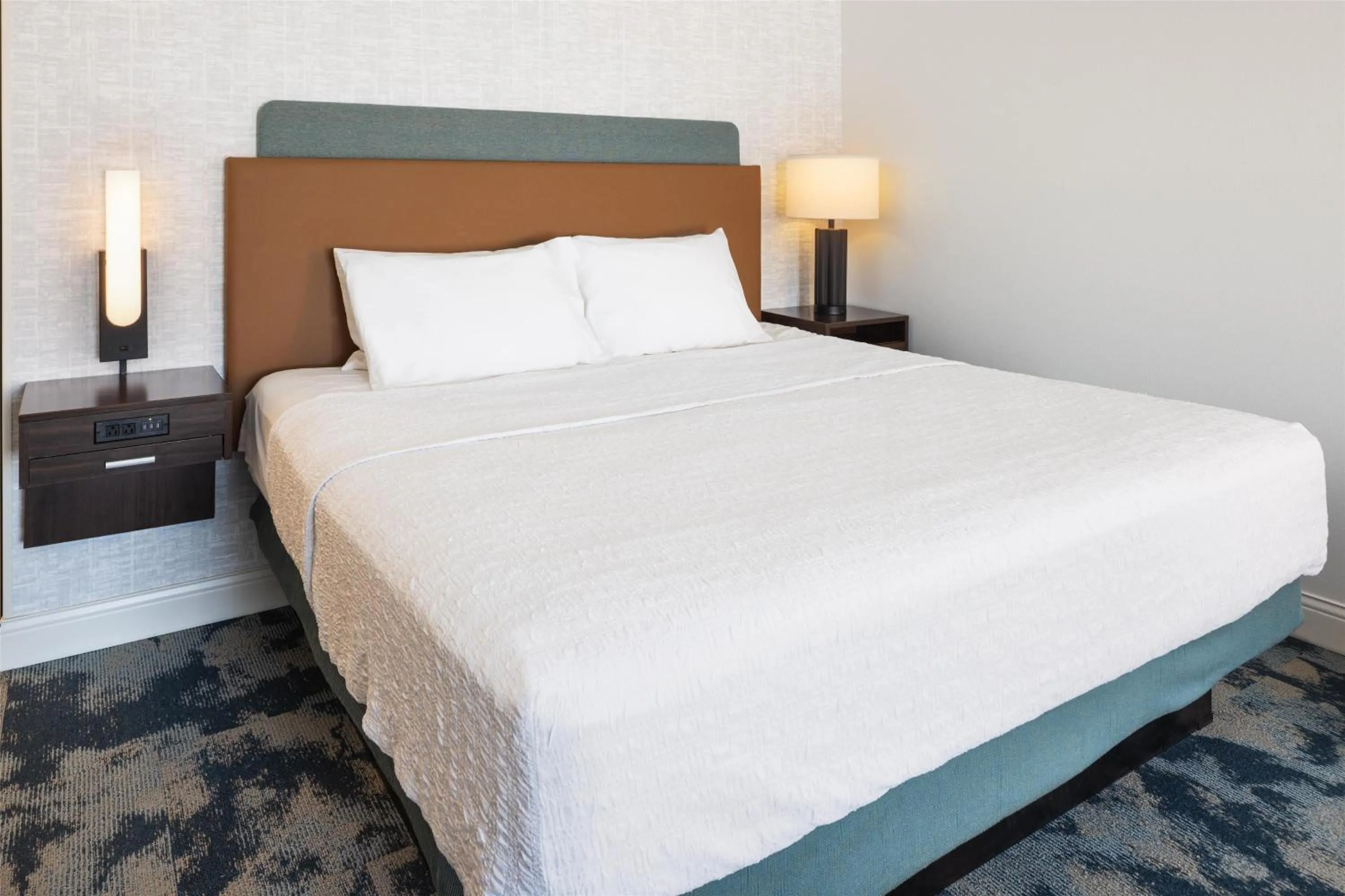 Bed in Hampton Inn Minneapolis-Roseville,MN