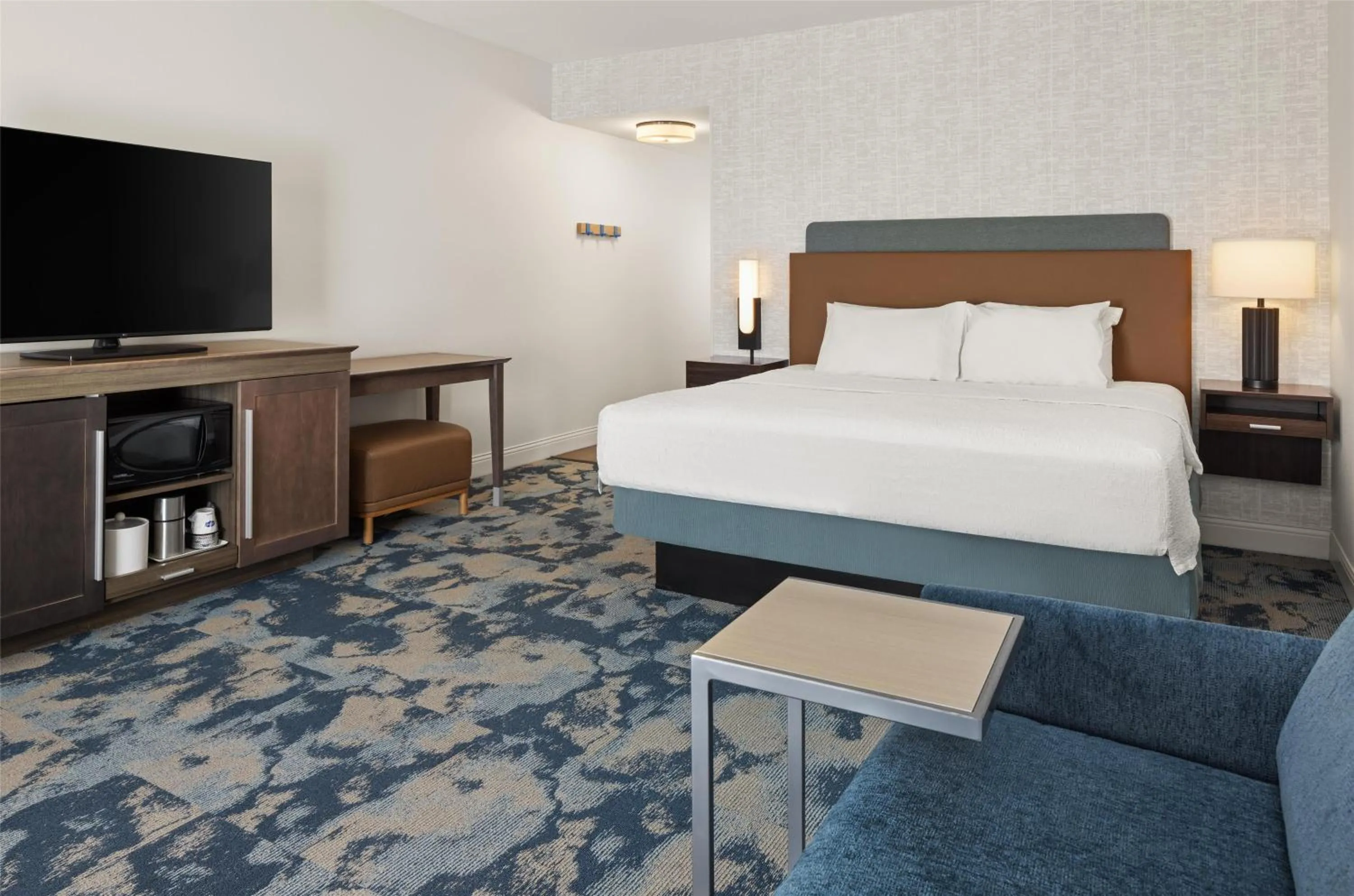 Living room, Bed in Hampton Inn Minneapolis-Roseville,MN