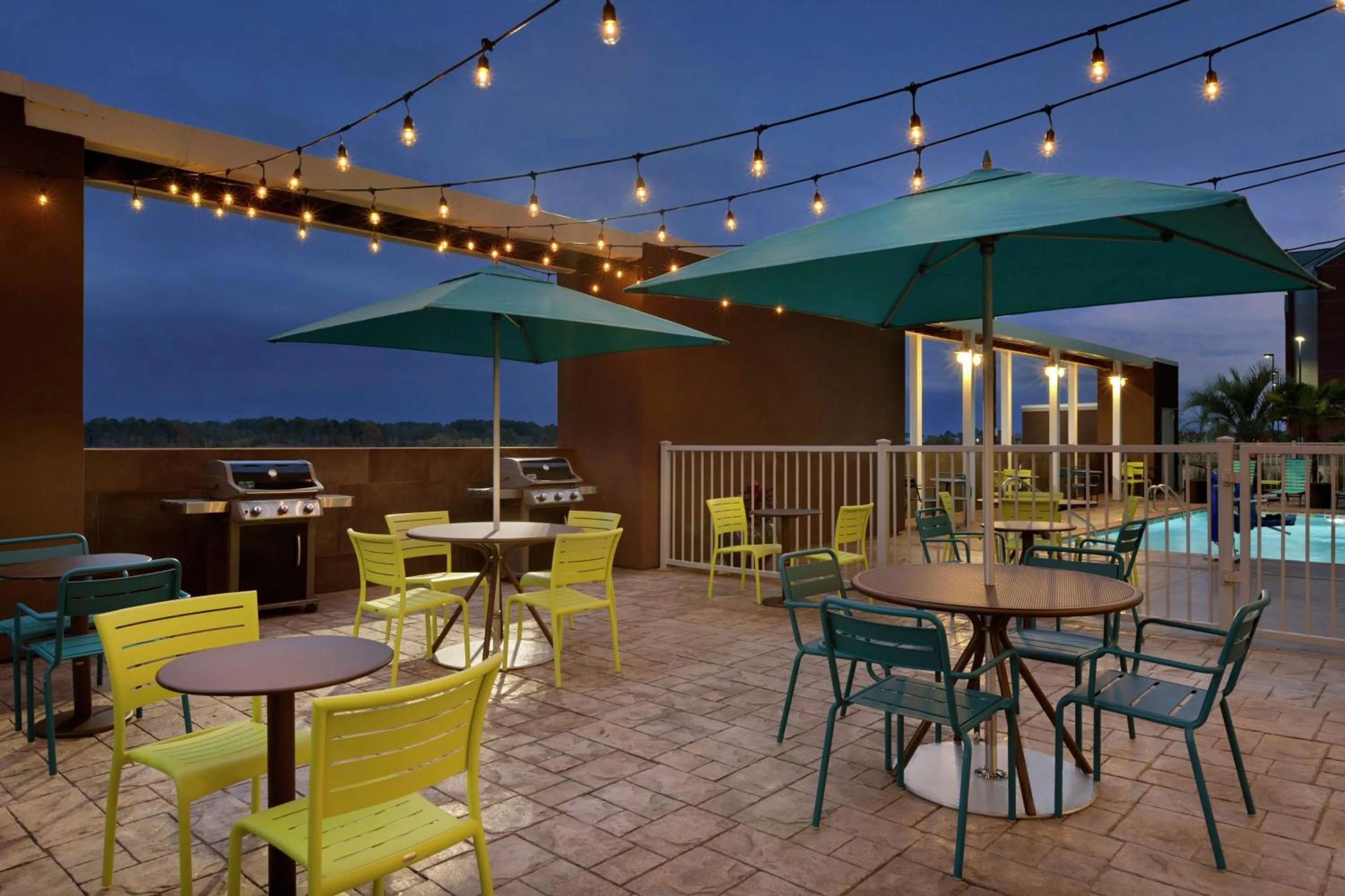 Dining area in Home2 Suites by Hilton West Monroe