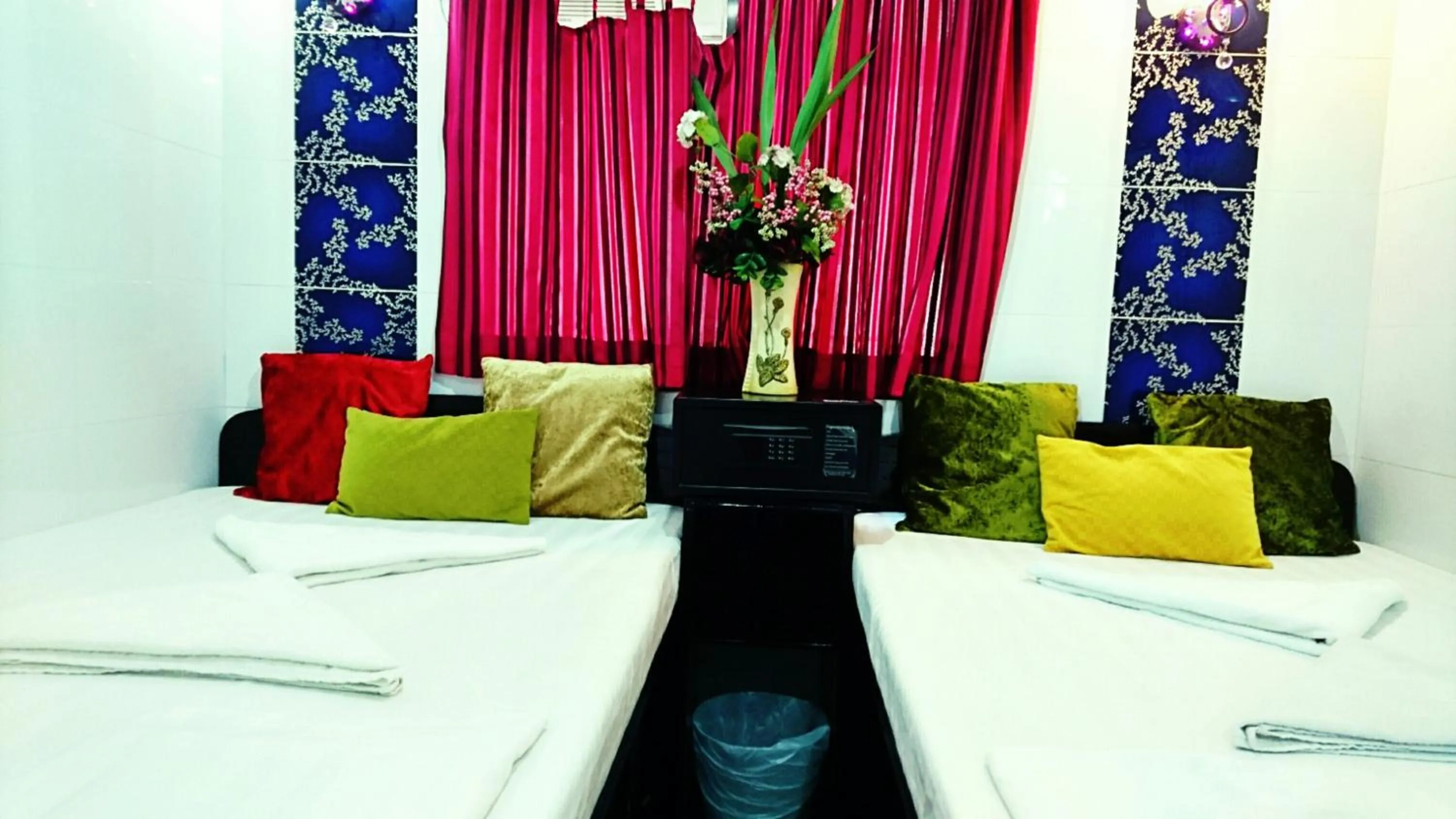 Photo of the whole room, Bed in Castle Inn