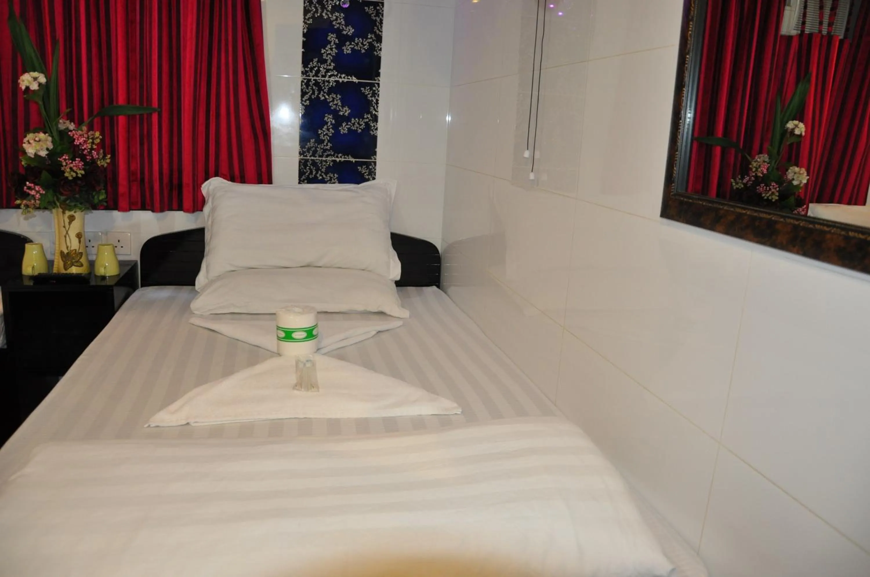 Property building, Bed in Castle Inn