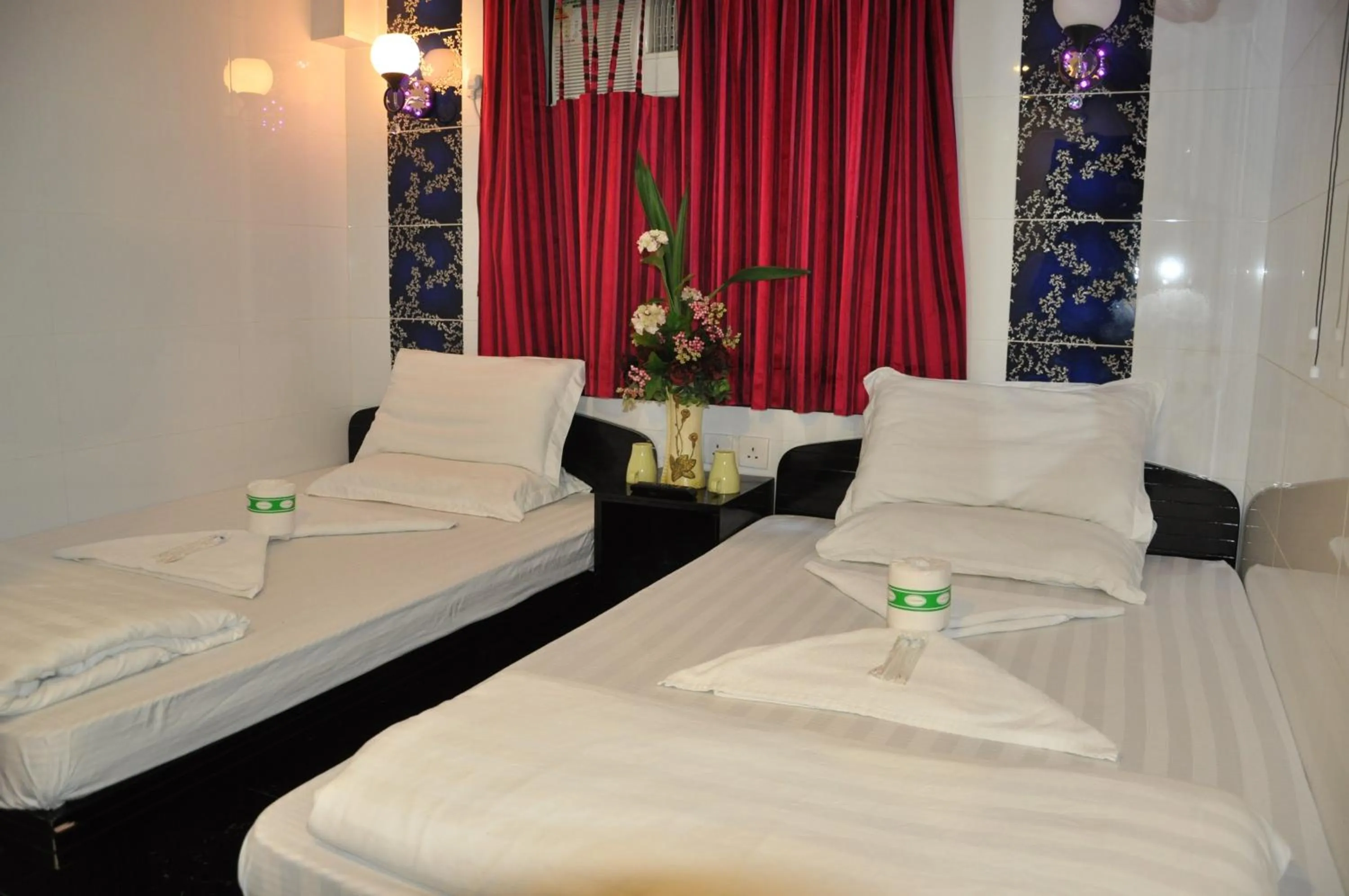 Photo of the whole room, Bed in Castle Inn