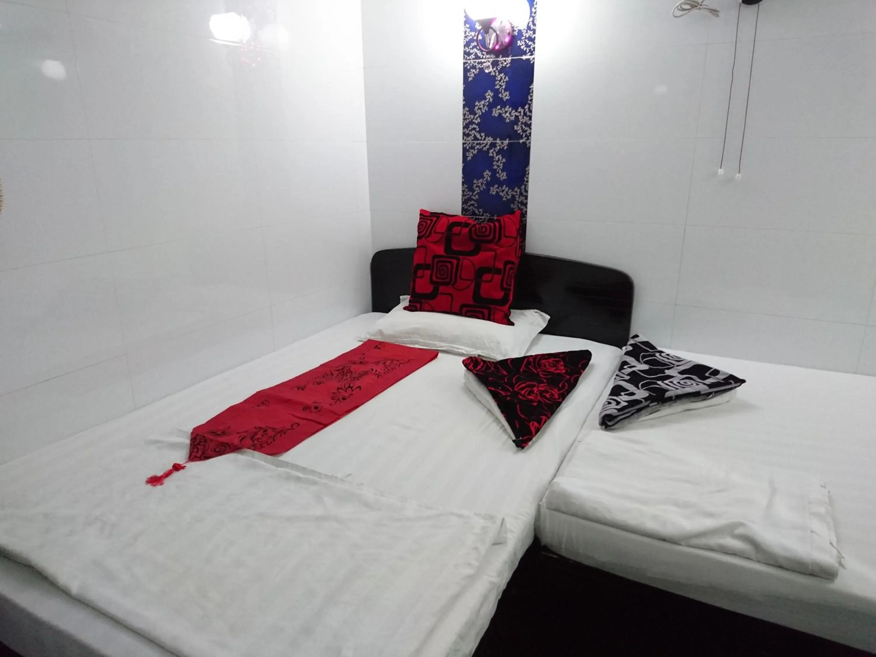 Photo of the whole room, Bed in Castle Inn