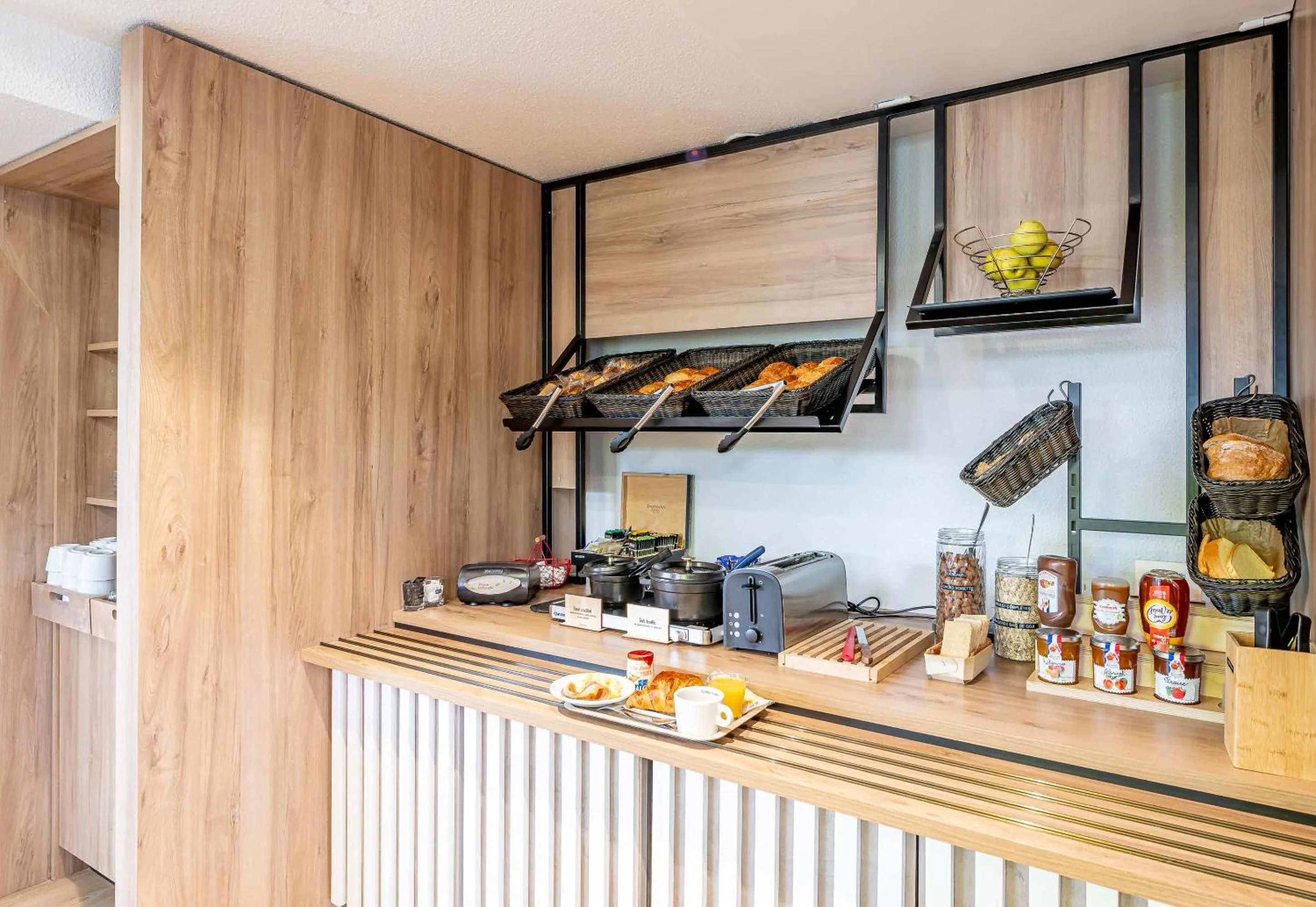 Buffet breakfast in B&B HOTEL Bordeaux Mérignac Aéroport