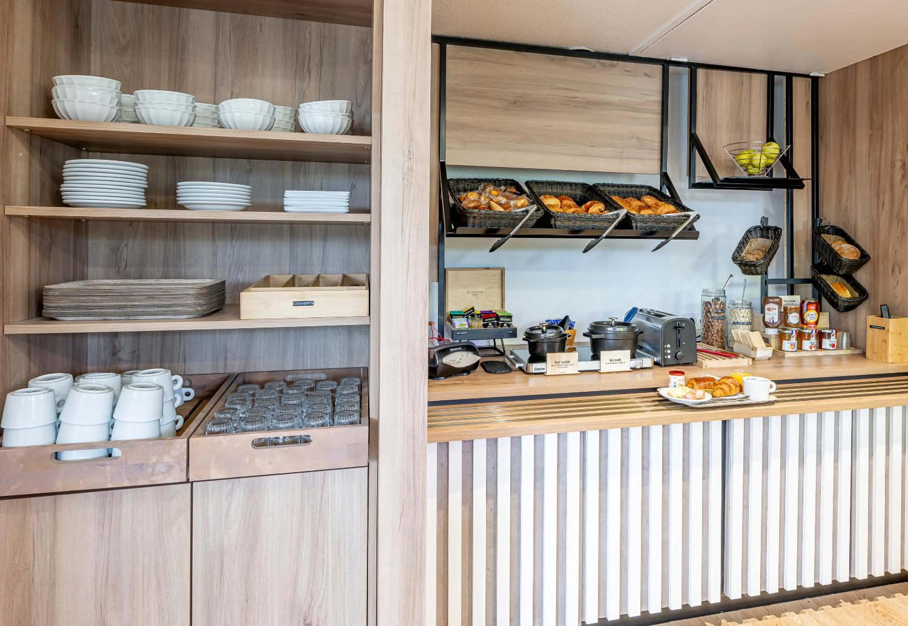 Buffet breakfast in B&B HOTEL Bordeaux Mérignac Aéroport