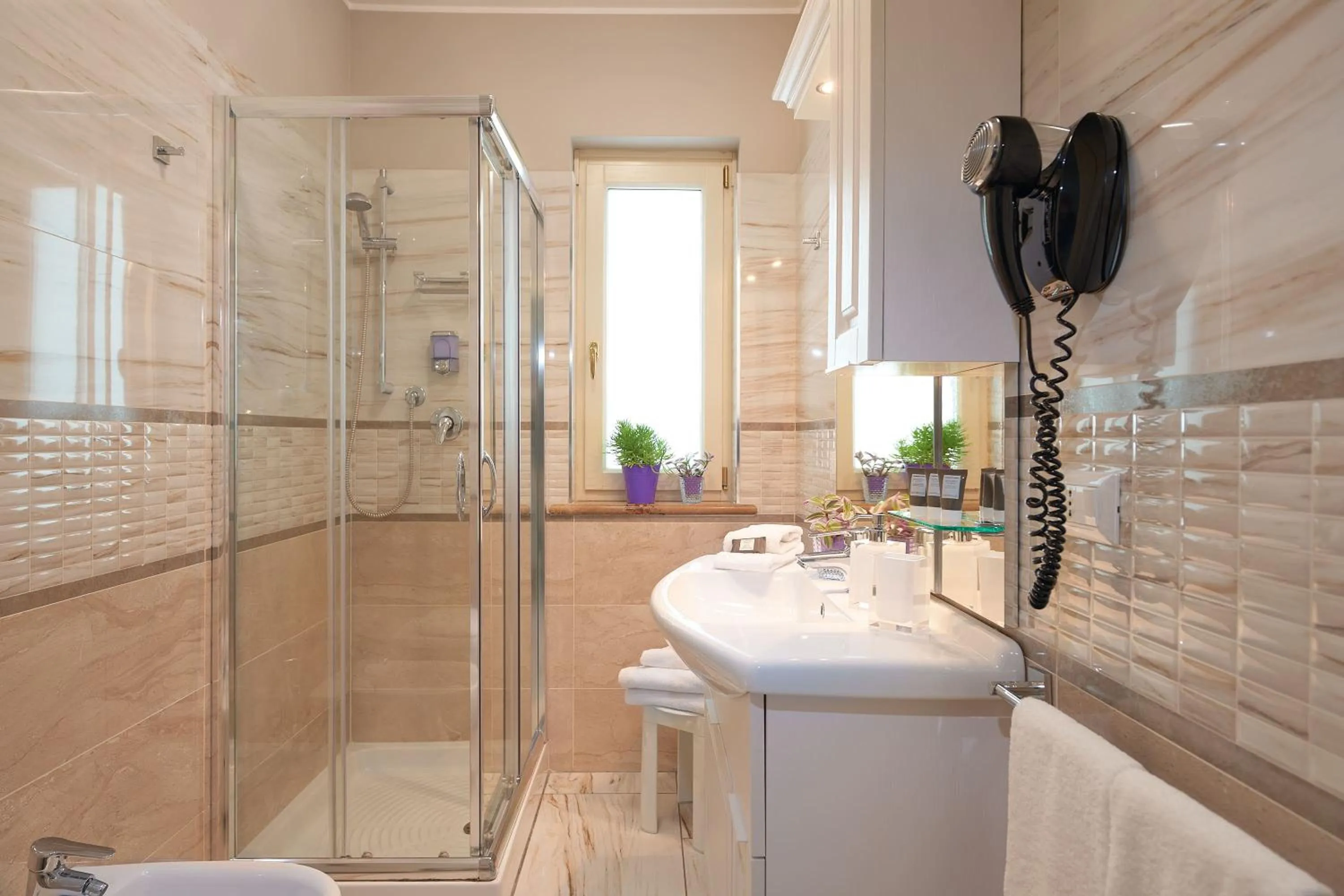 Bathroom in Rome Airport Inn