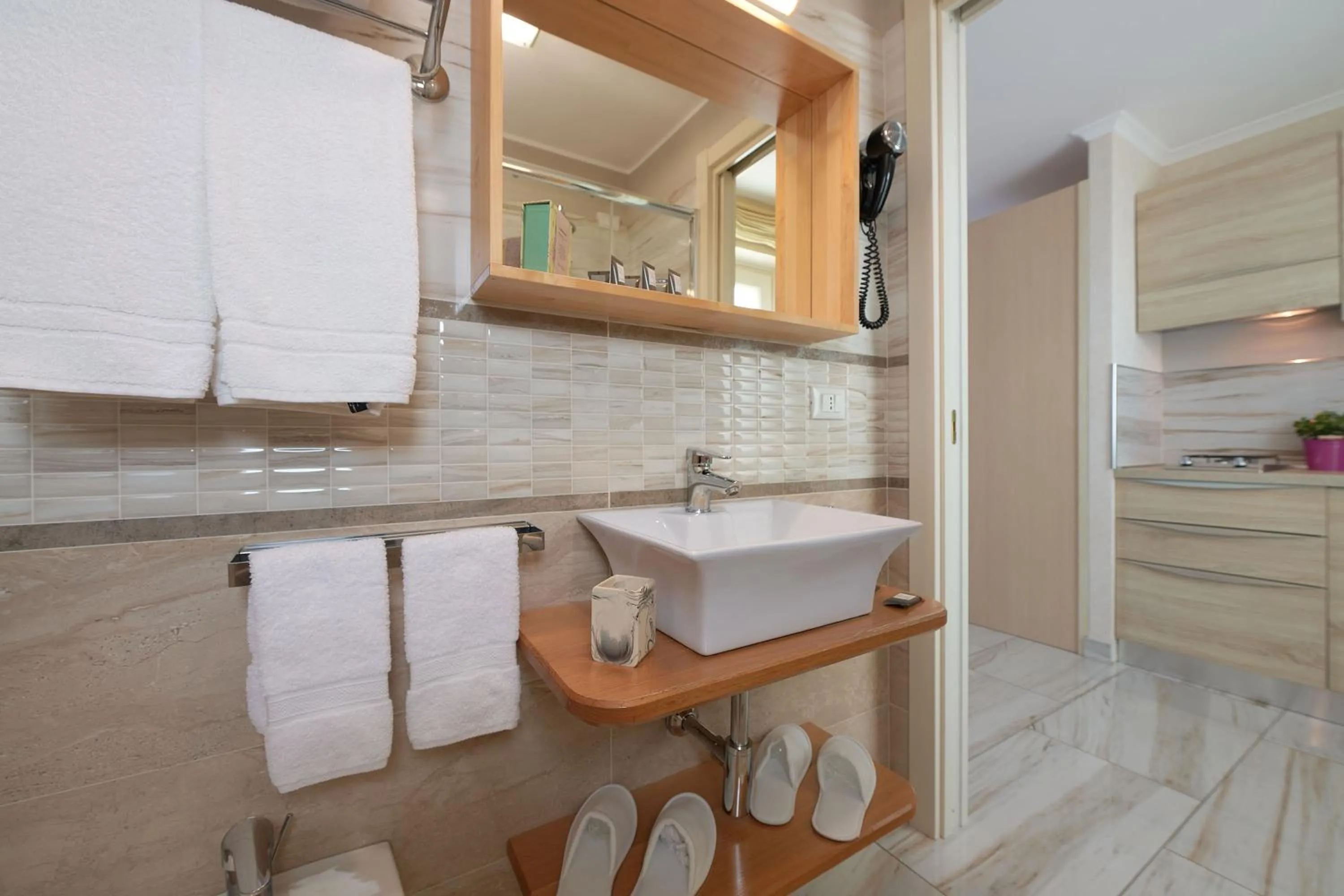 Bathroom in Rome Airport Inn