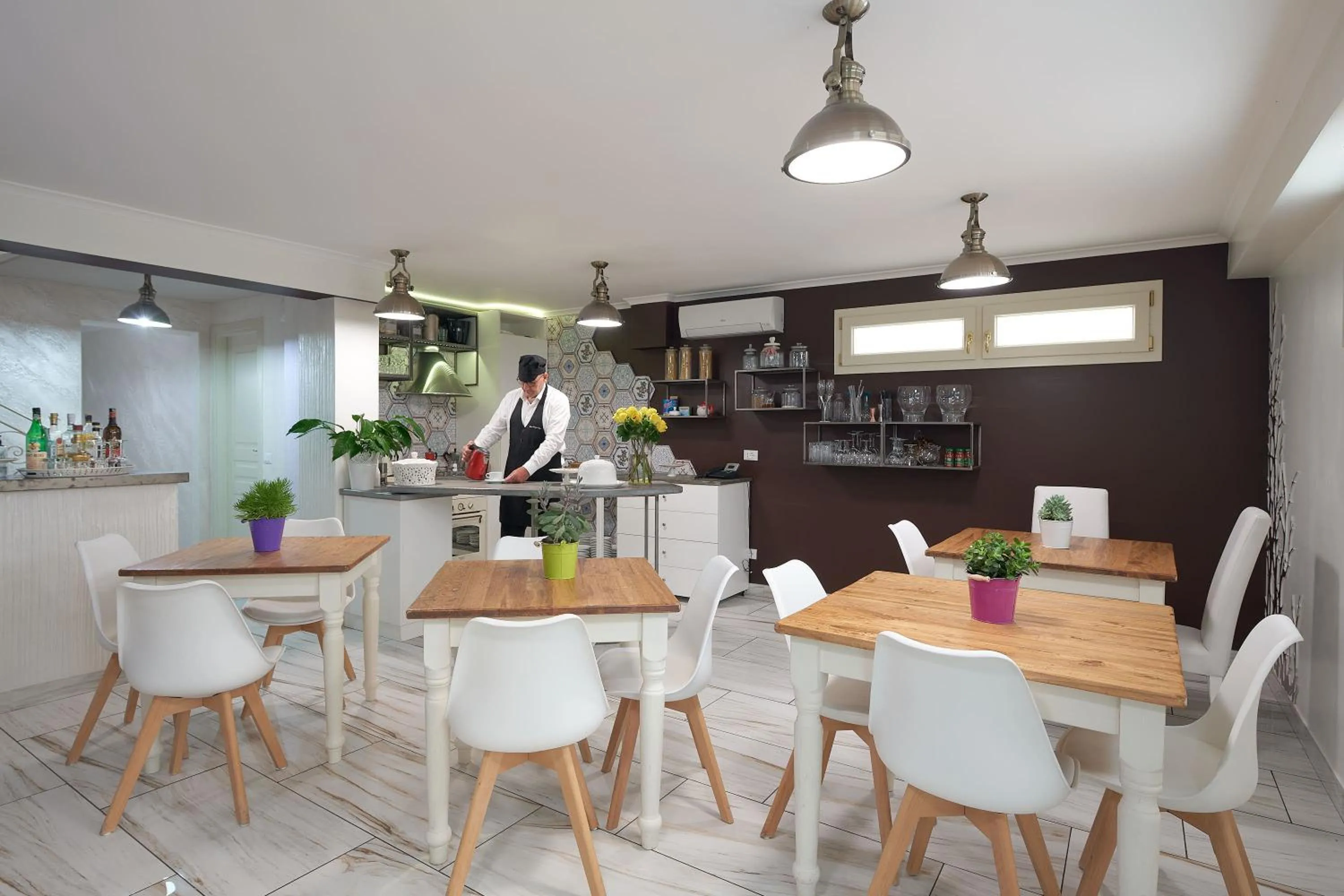 Communal lounge/ TV room in Rome Airport Inn