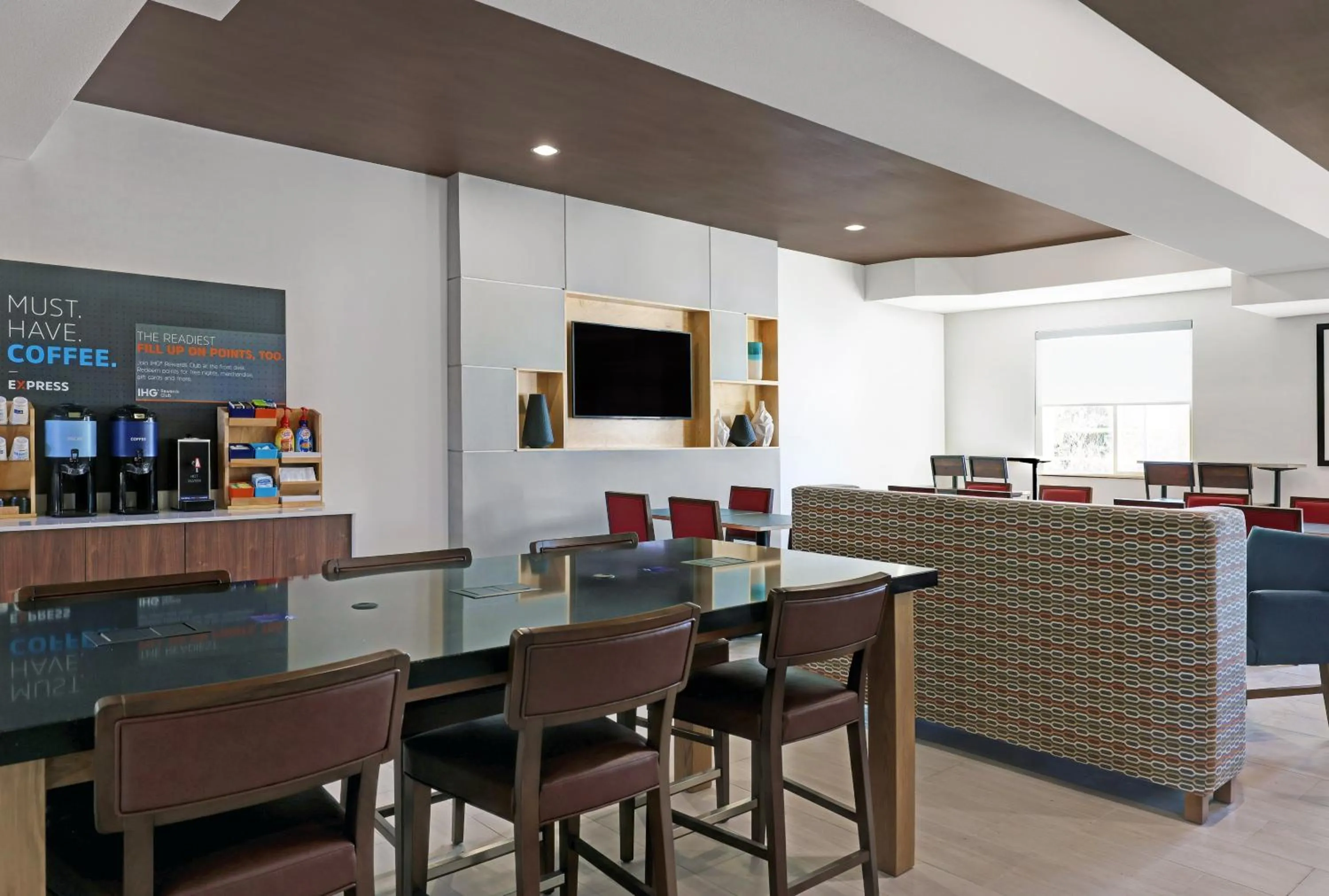 Lobby or reception in Holiday Inn Express Newport by IHG