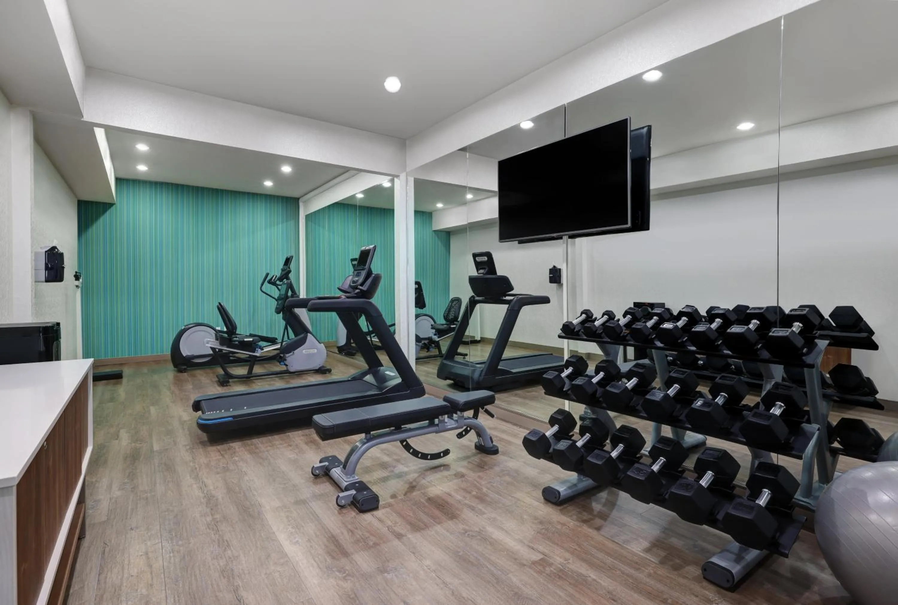 Fitness centre/facilities in Holiday Inn Express Newport by IHG
