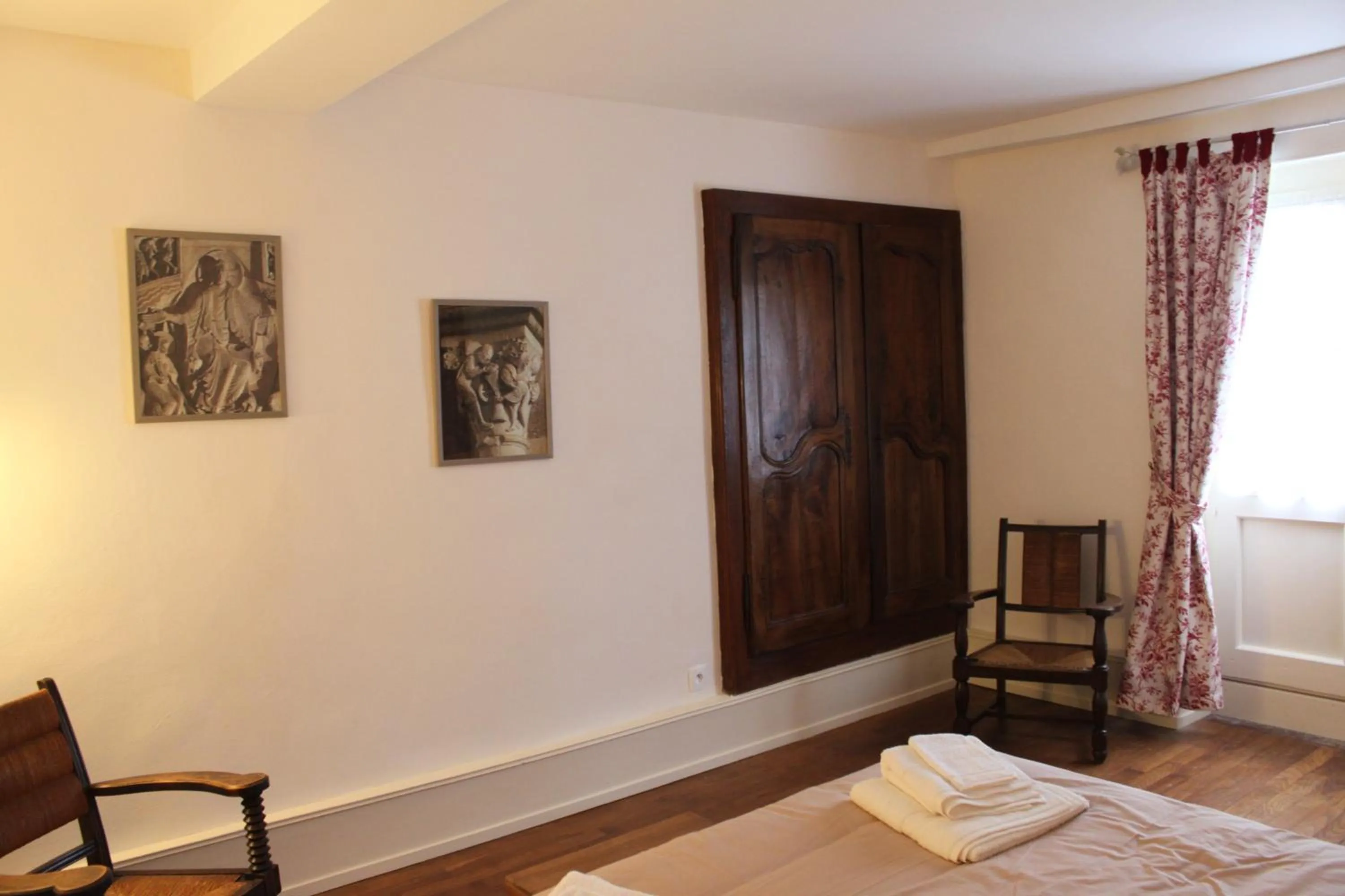 Bedroom, Bed in Cellier de l'abbaye - L'Ermitage