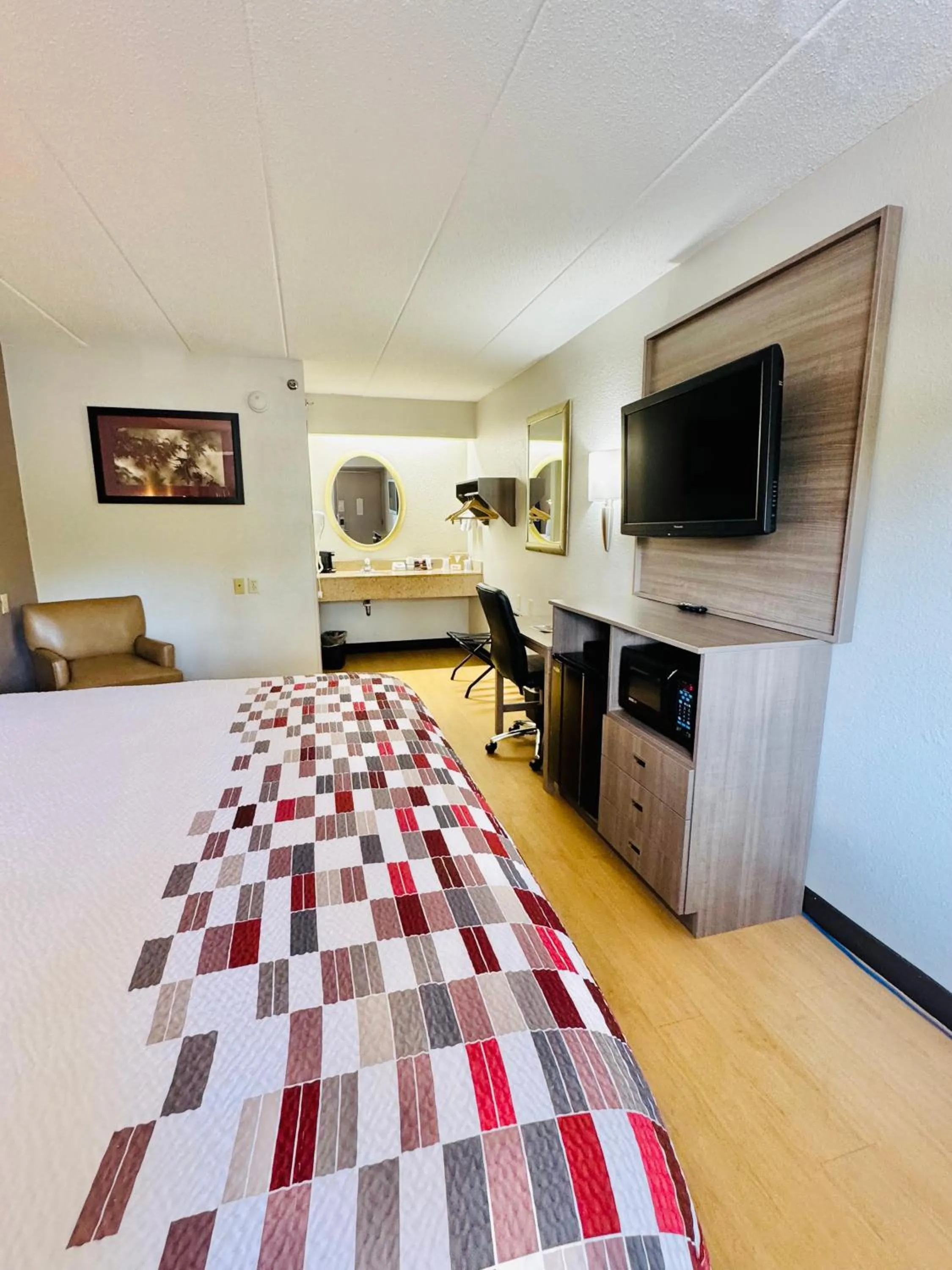 Bedroom, Bed in Red Roof Inn Milford - New Haven