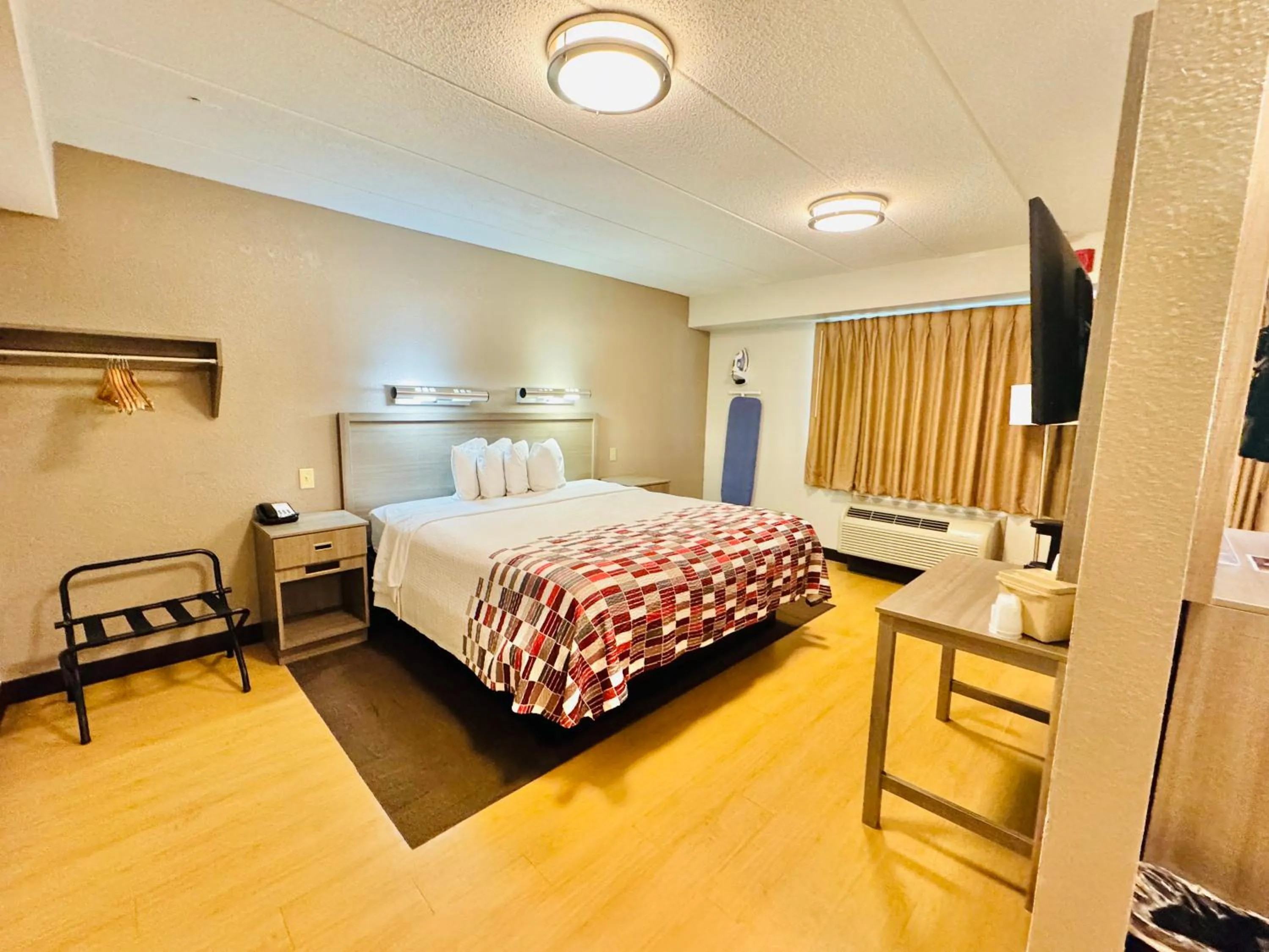 Bedroom, Bed in Red Roof Inn Milford - New Haven