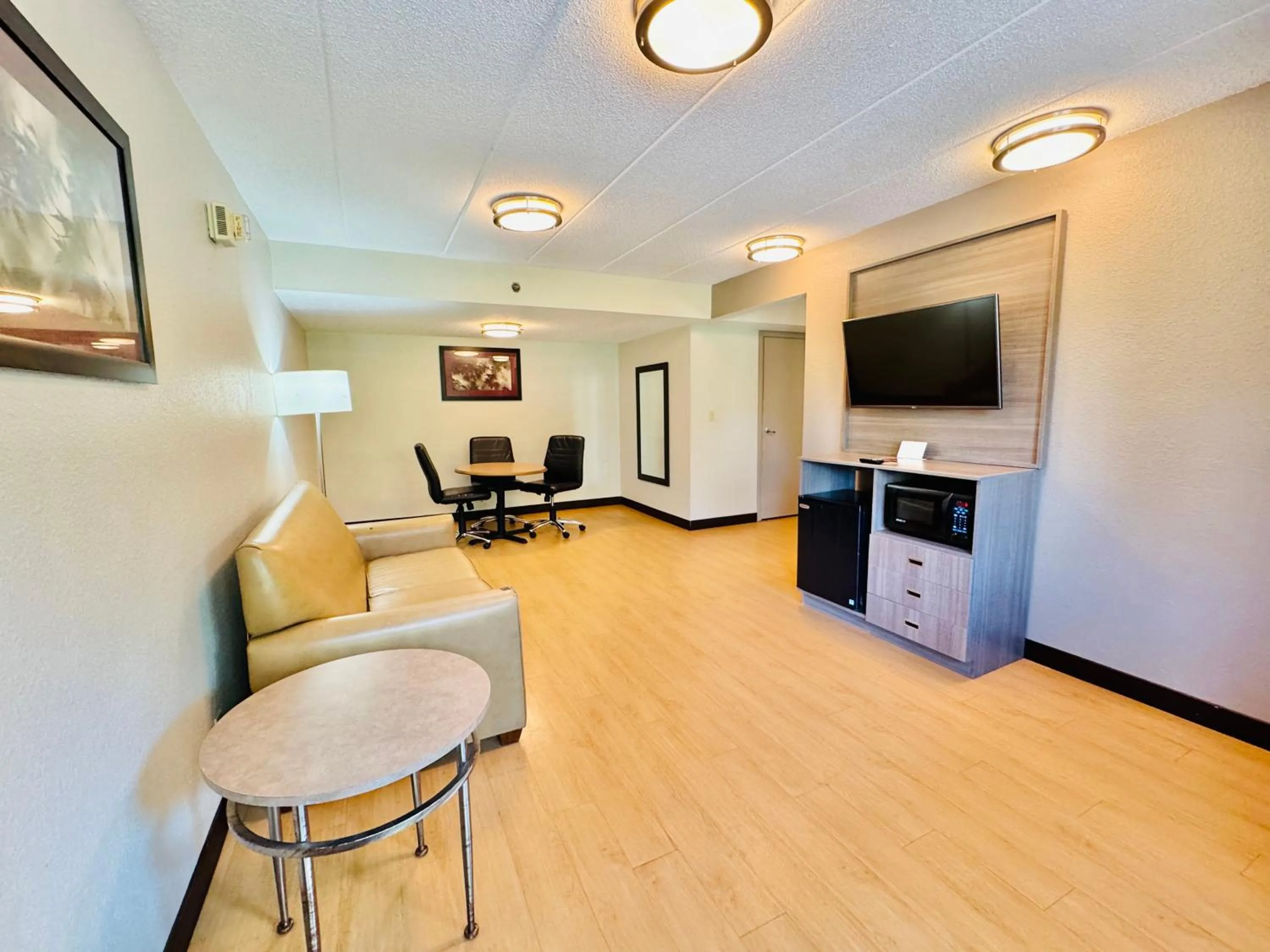 Living room in Red Roof Inn Milford - New Haven