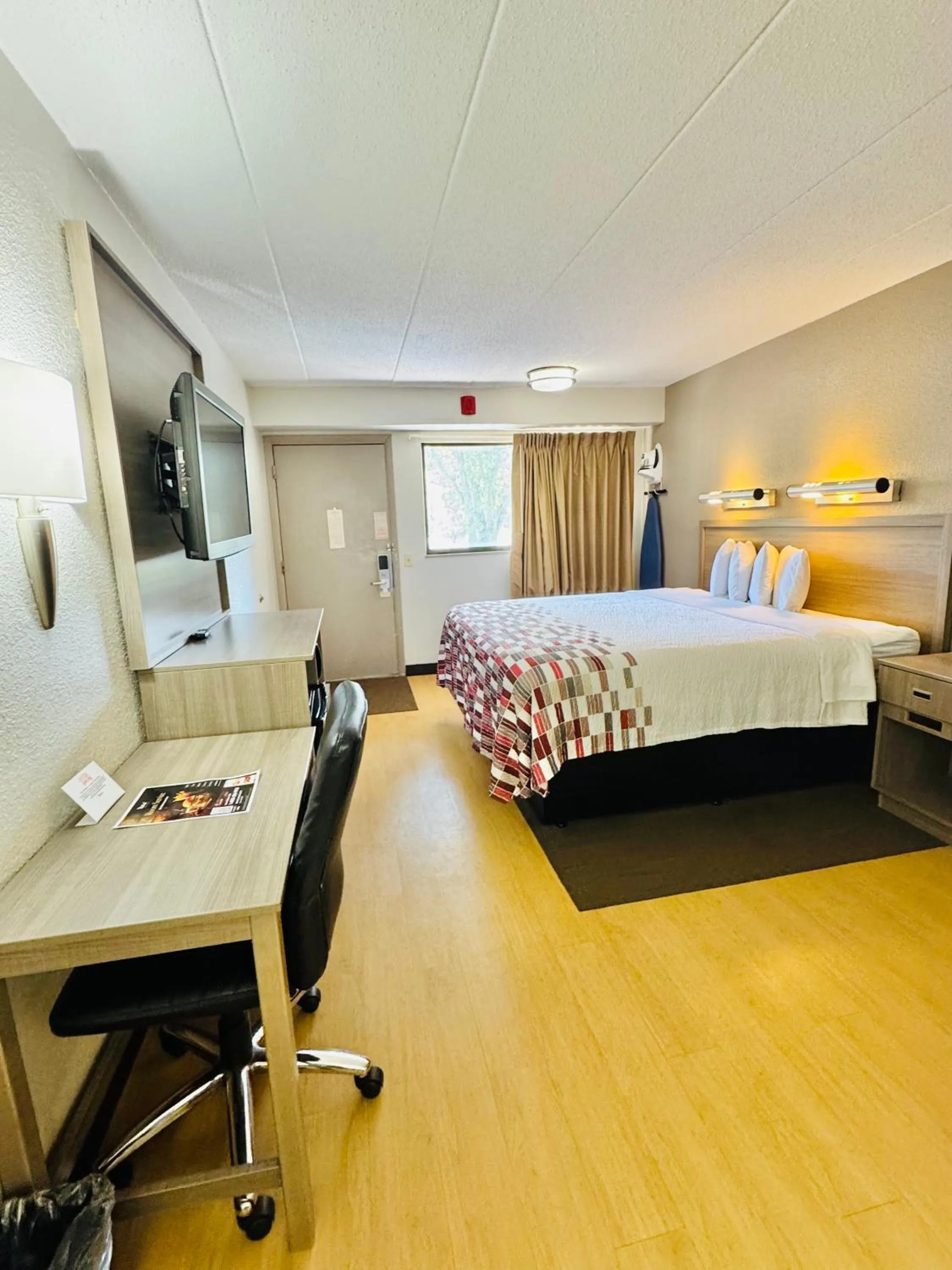 Photo of the whole room, Bed in Red Roof Inn Milford - New Haven