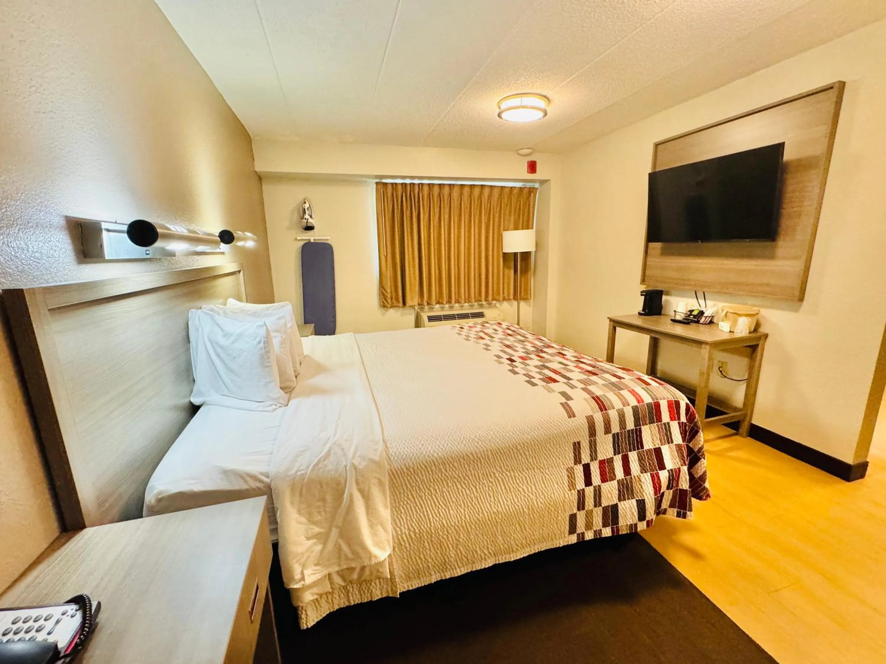 Bedroom, Bed in Red Roof Inn Milford - New Haven