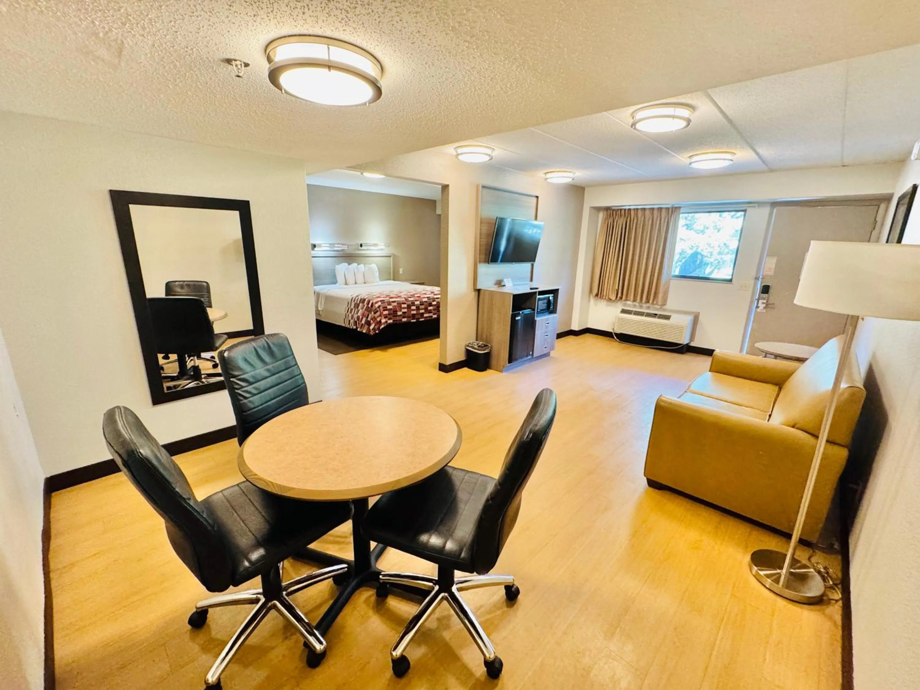 Photo of the whole room, Bed in Red Roof Inn Milford - New Haven