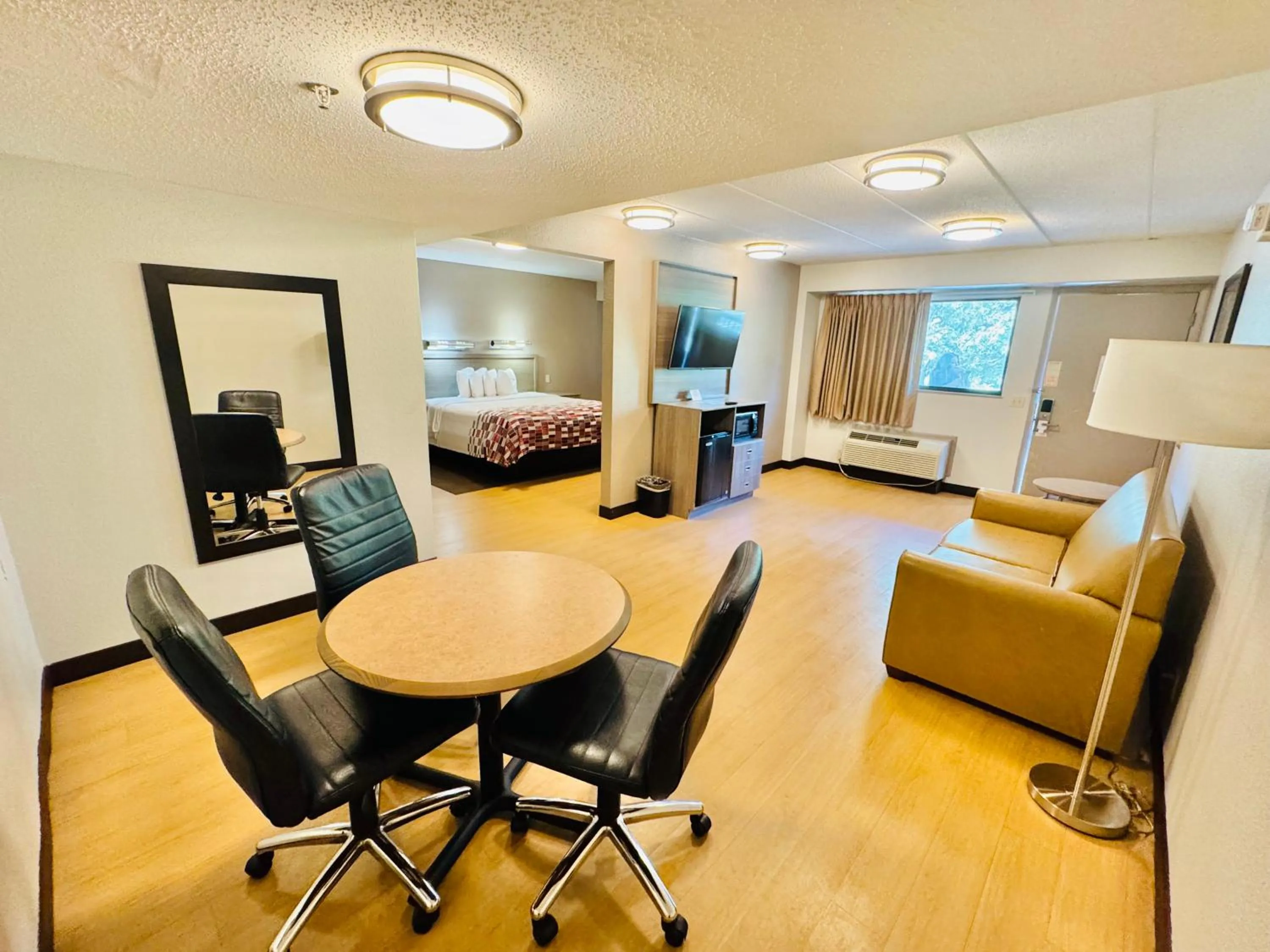 Photo of the whole room, Bed in Red Roof Inn Milford - New Haven