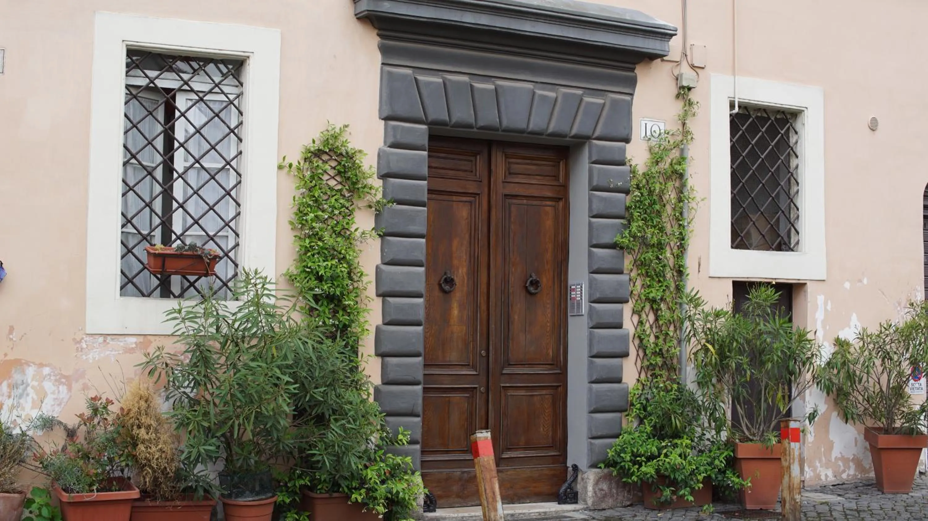 Facade/entrance in Domus Corsini