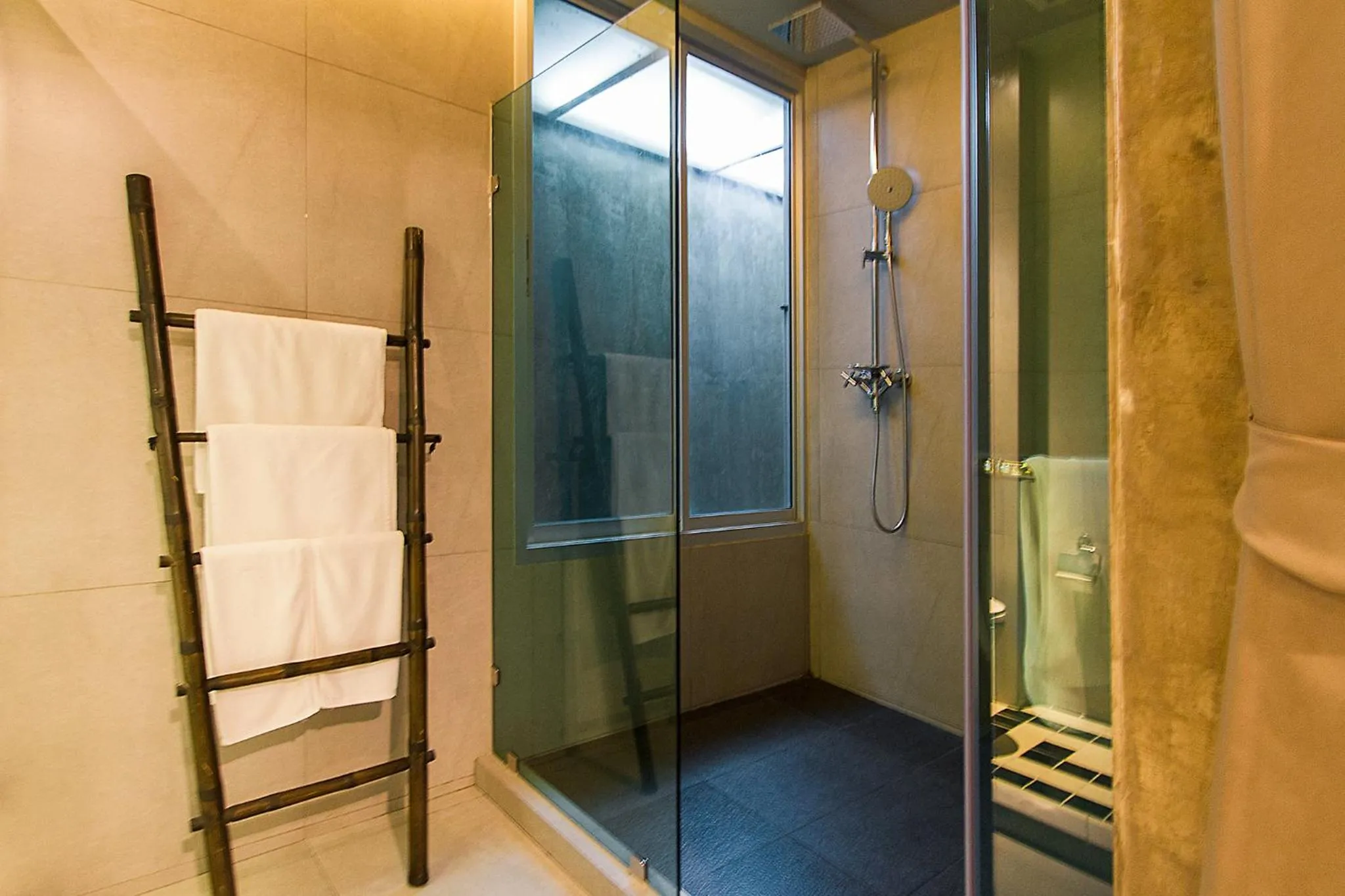 Kroque Boutique & Bistro