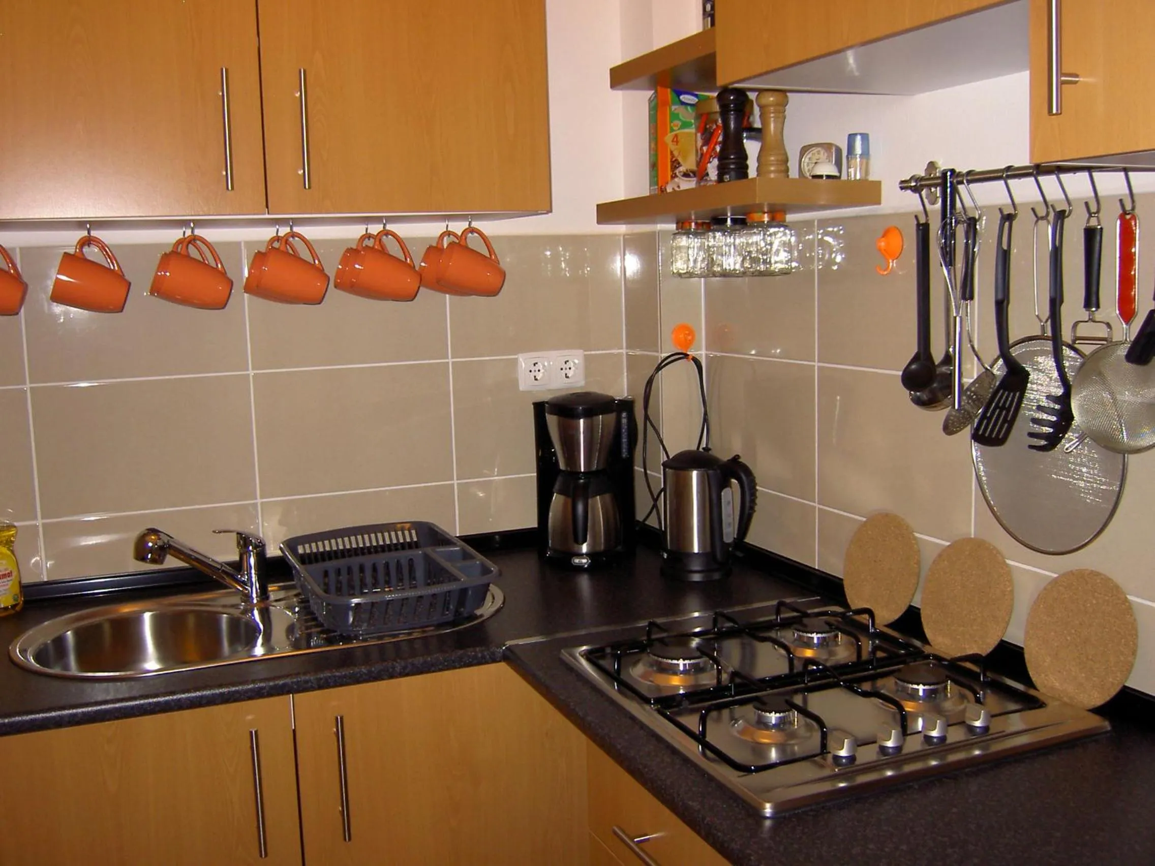 Communal kitchen in Quartos Com Boas Vistas